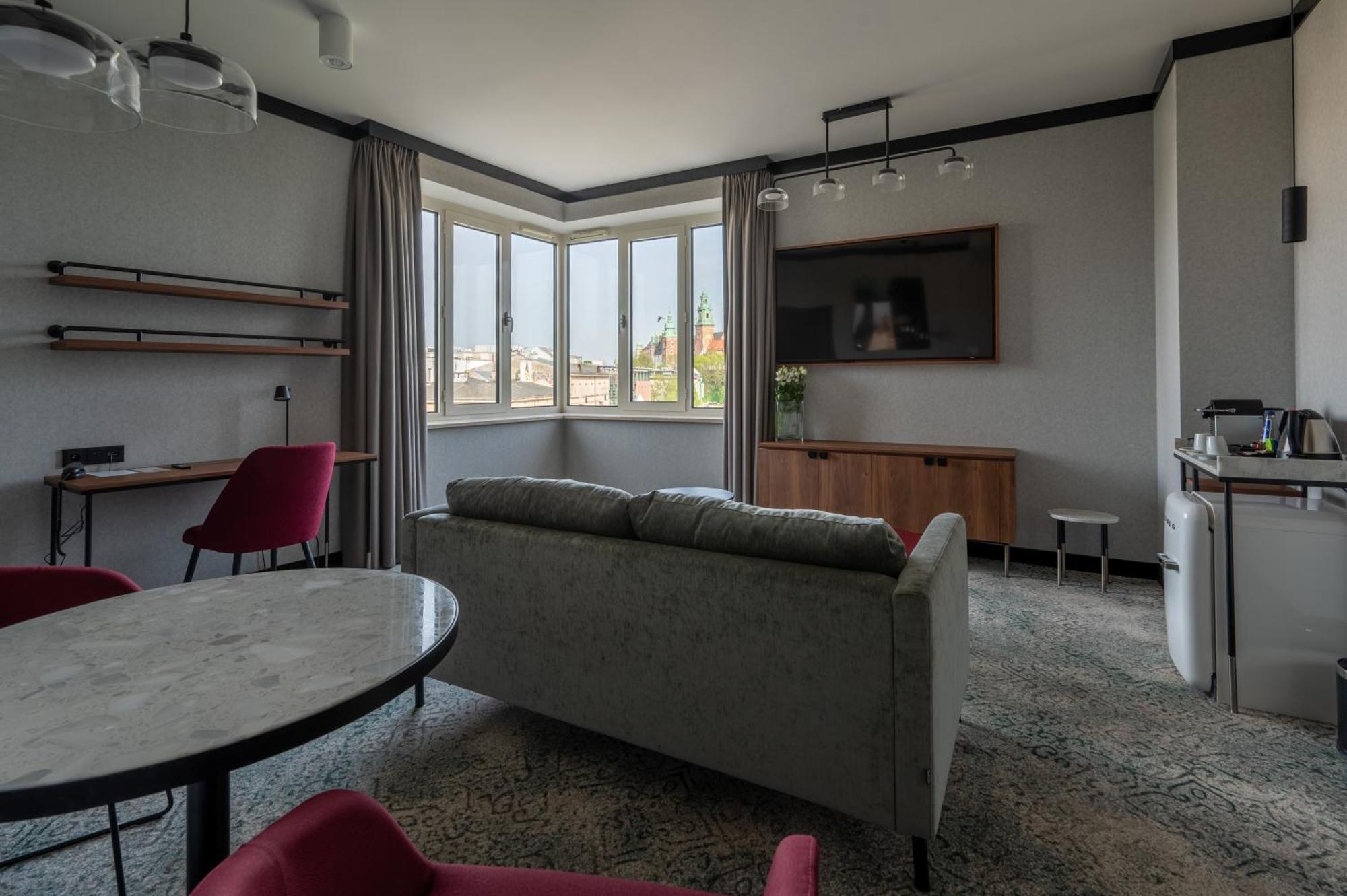 Suite,1742637816:JPEG