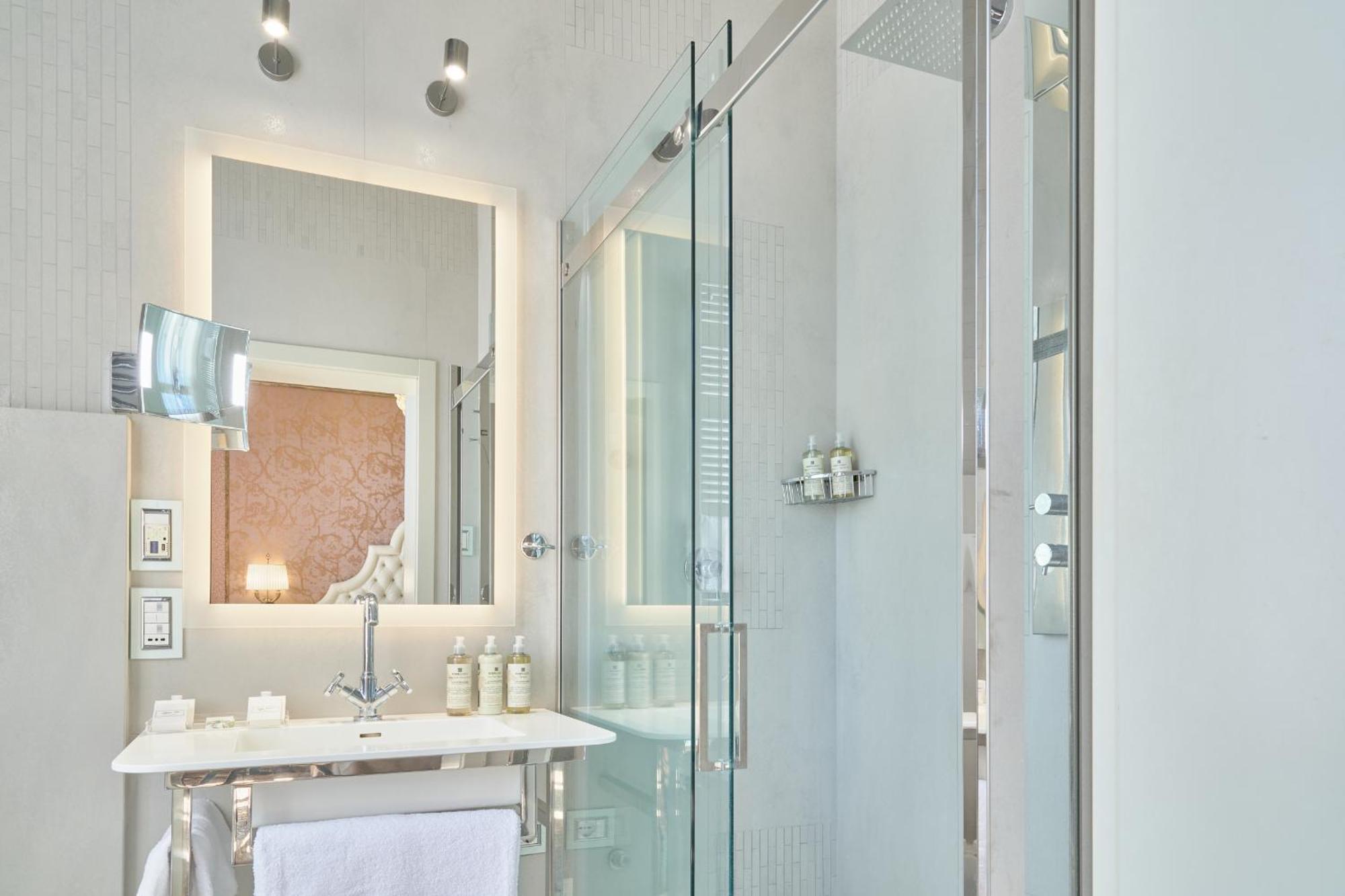 Deluxe Double or Twin Room Canal View