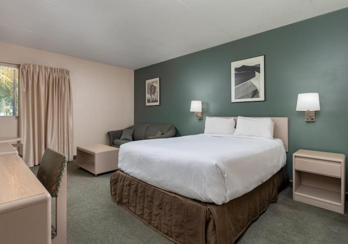 Standard Queen Room