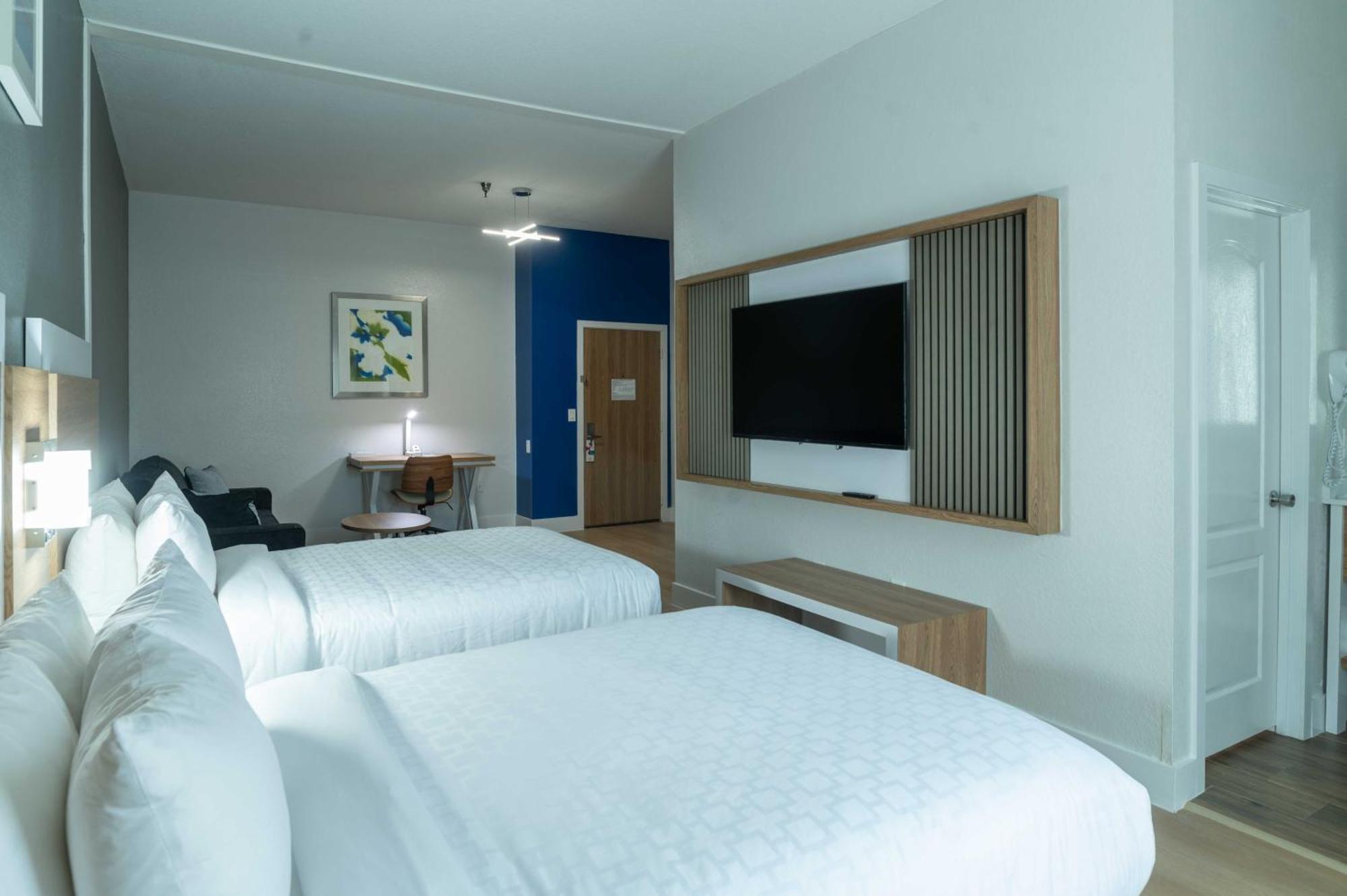 Suite Two Double Beds Non-Smoking