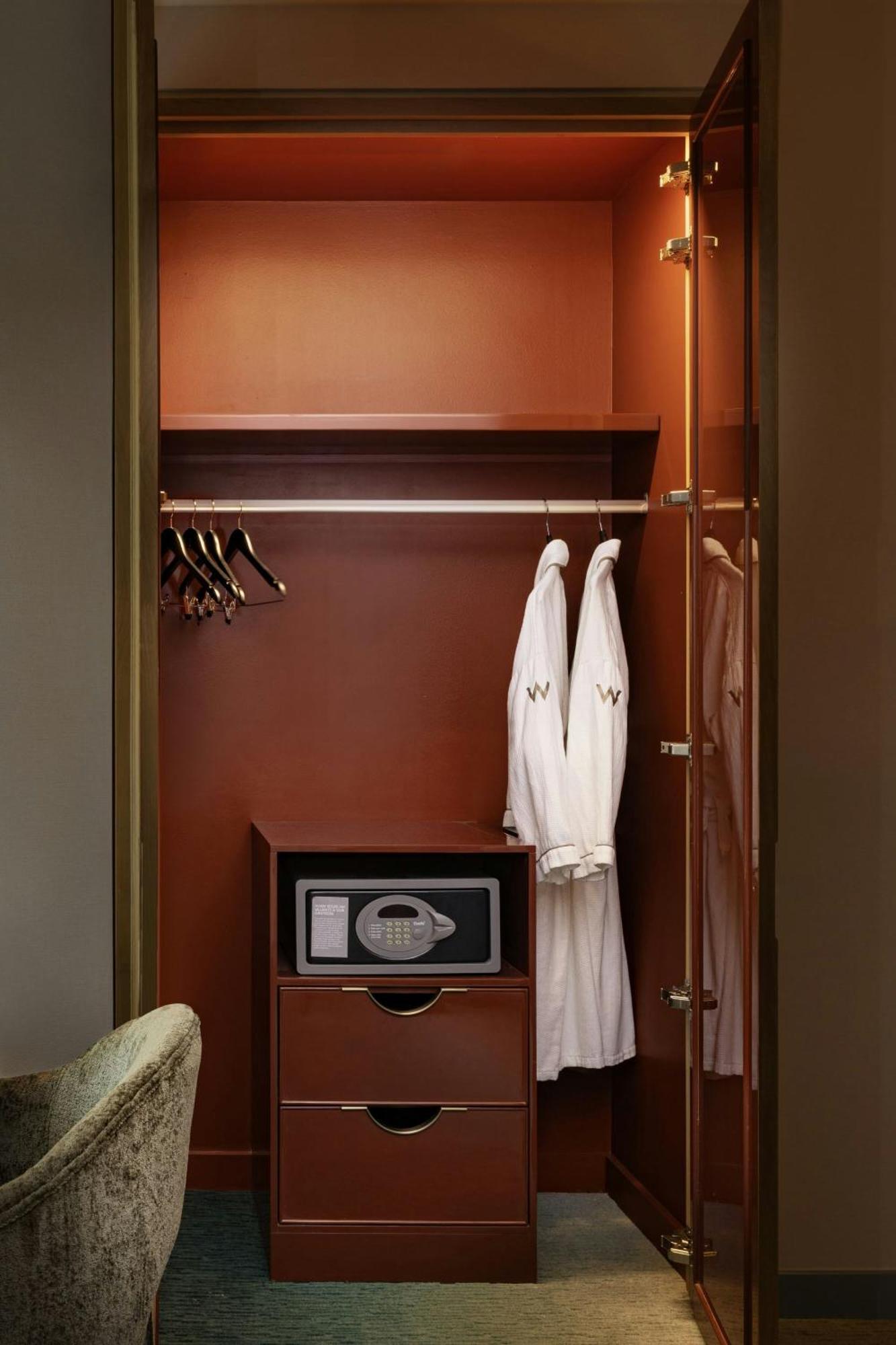 Wonderful Queen Room with Two Queen Beds, Partial River View and Roll-in Shower - Mobility and Hearing Accessible