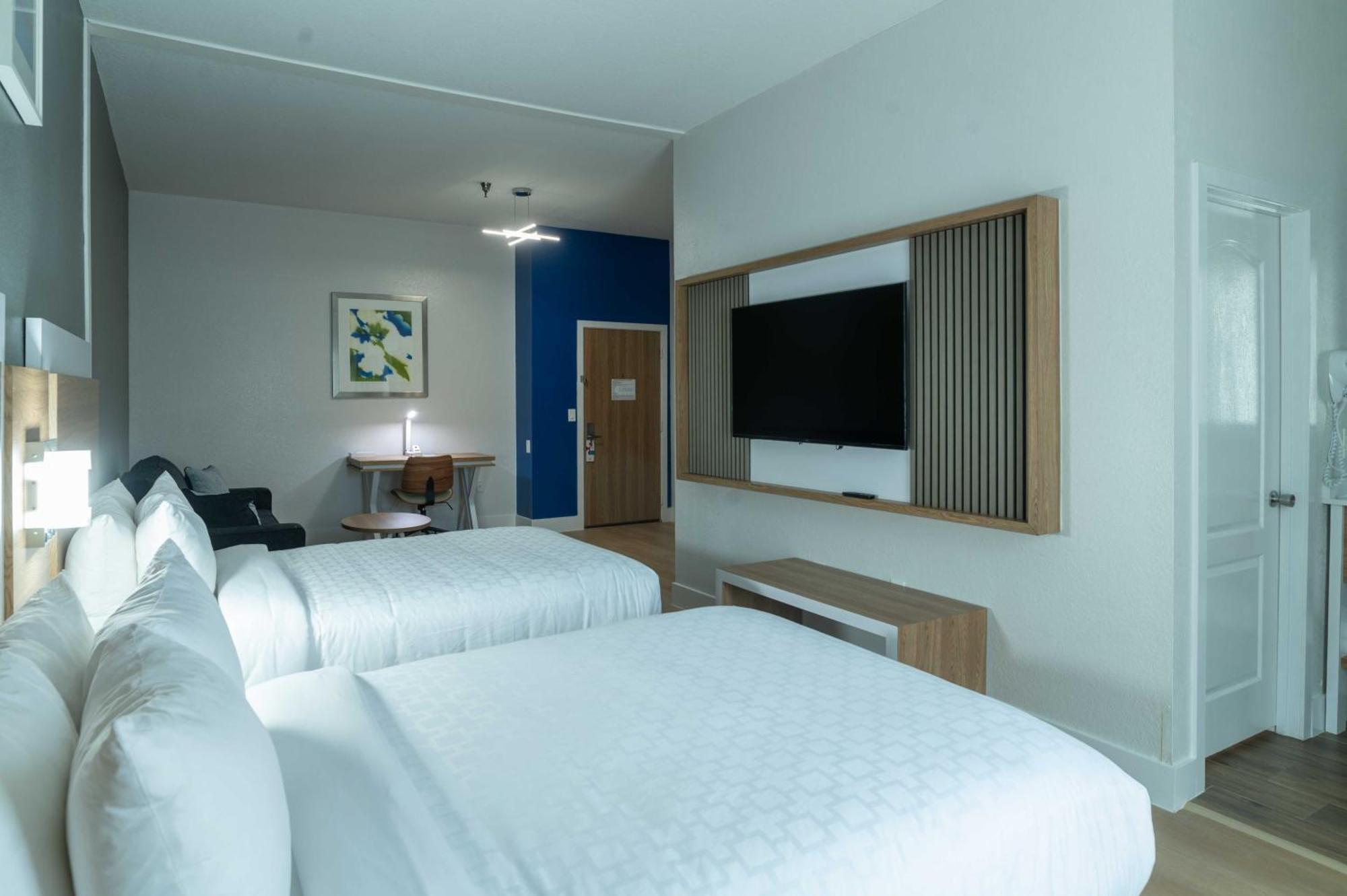 Suite Two Double Beds Non-Smoking