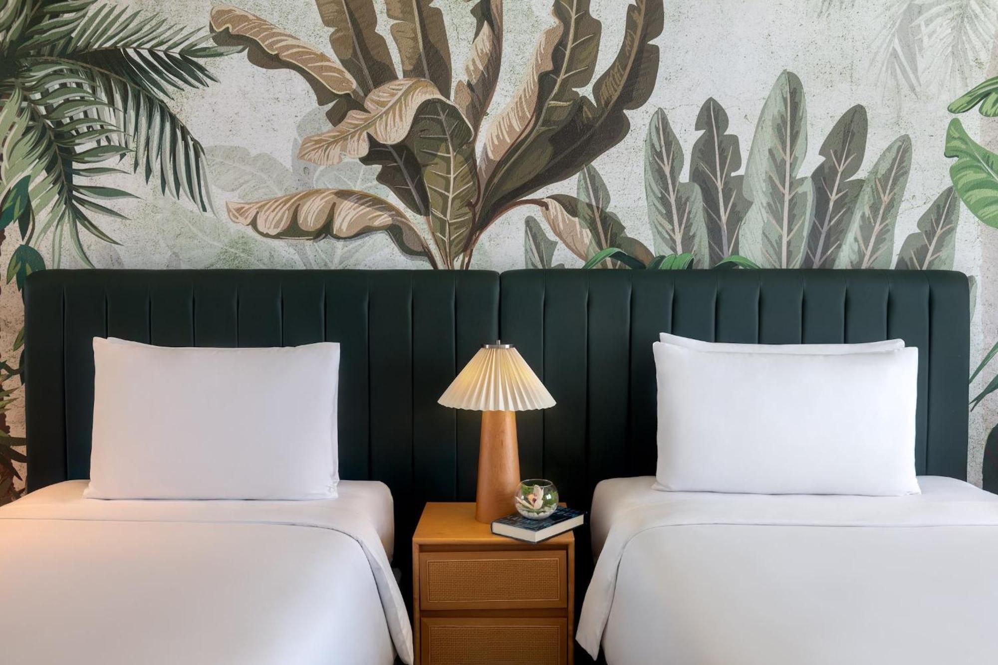 Deluxe Twin Room Plaza View Theme Park Access