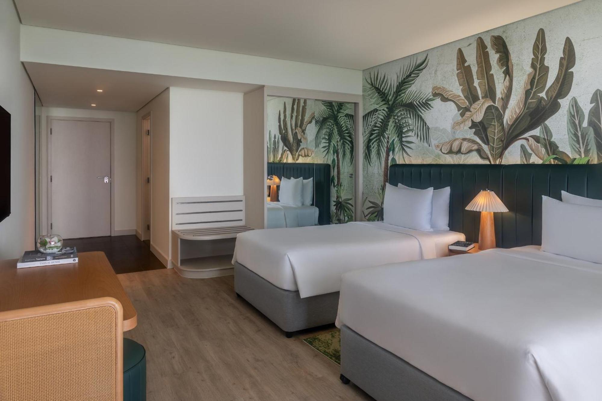 Deluxe Twin Room Plaza View Theme Park Access