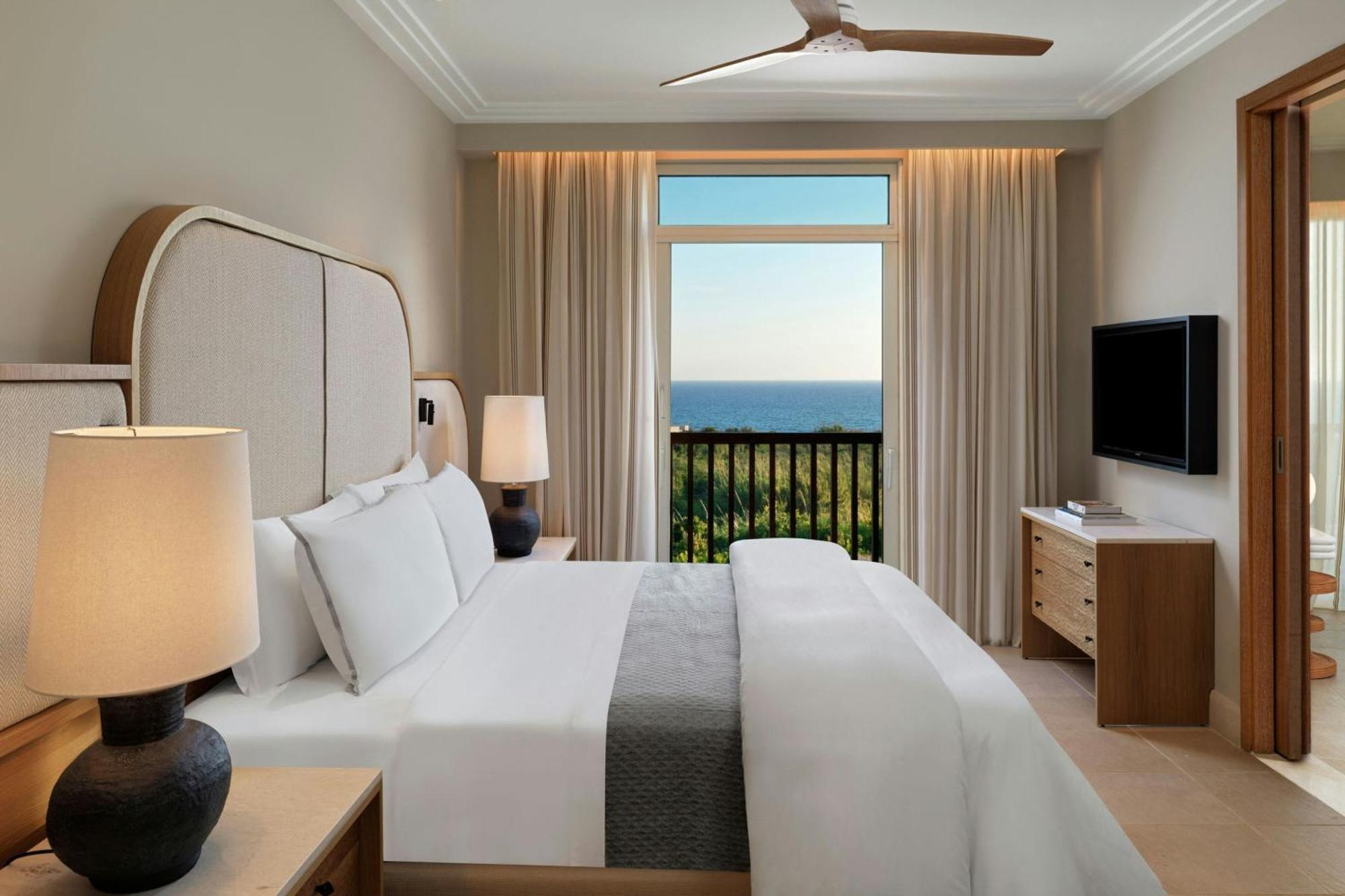Premium suite met één slaapkamer met kingsize bed, balkon en uitzicht op zee