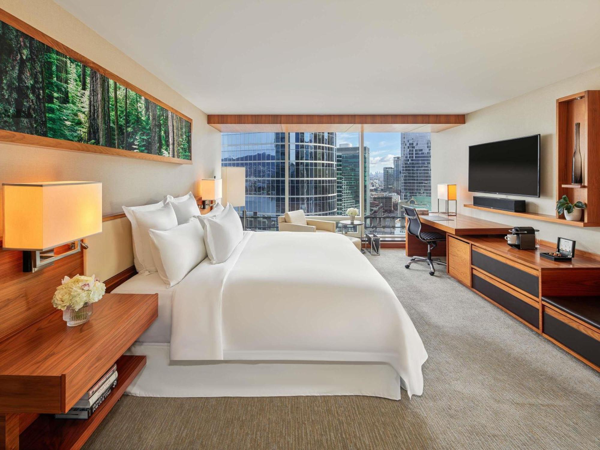 Deluxe City View Room King Bed