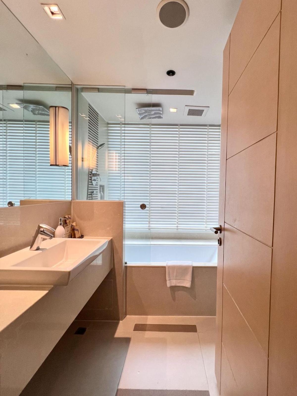 Deluxe One Bedroom Suite City View