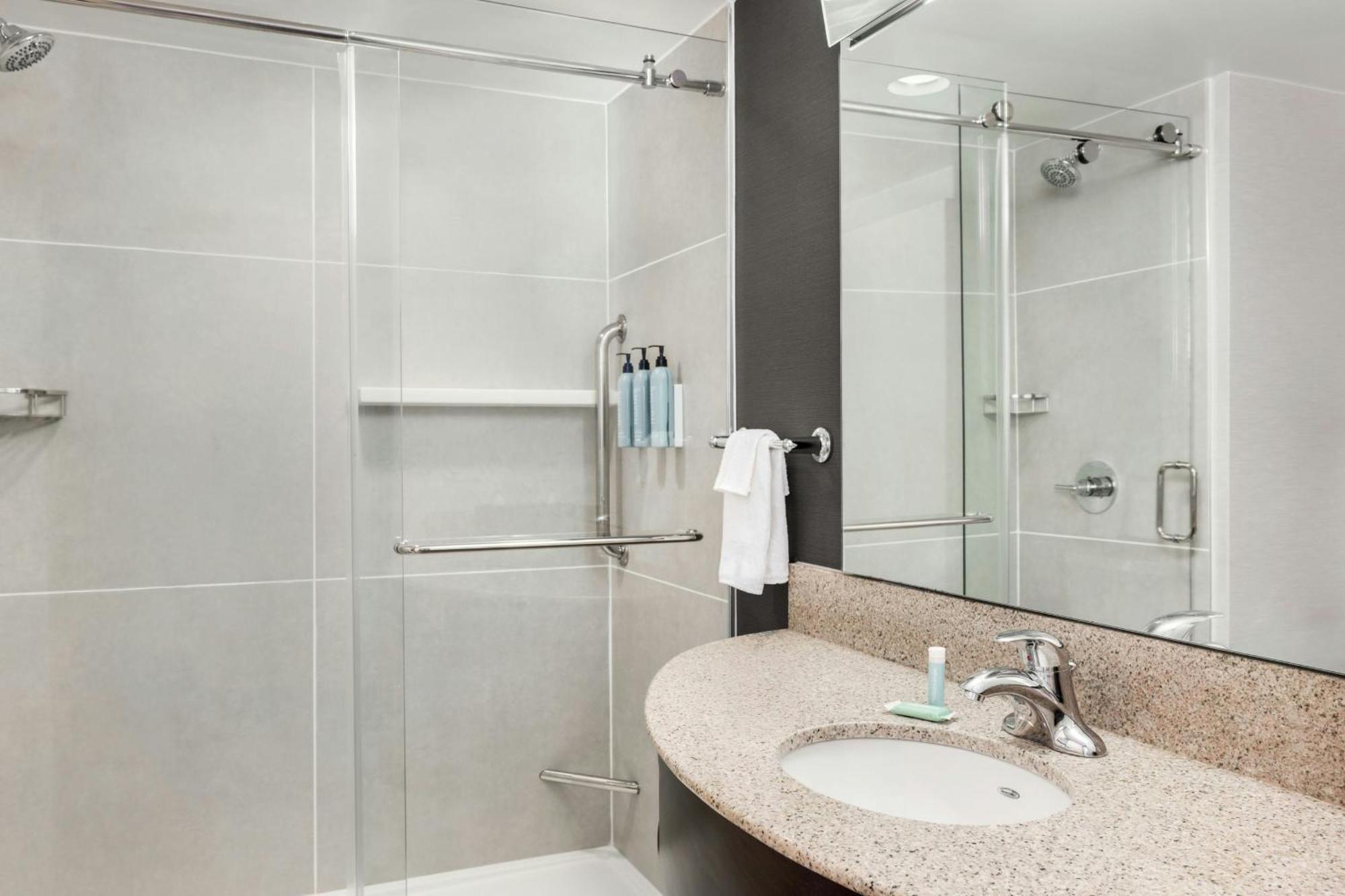 King Room with Transfer Shower - Mobility Access/Hearing Accessible