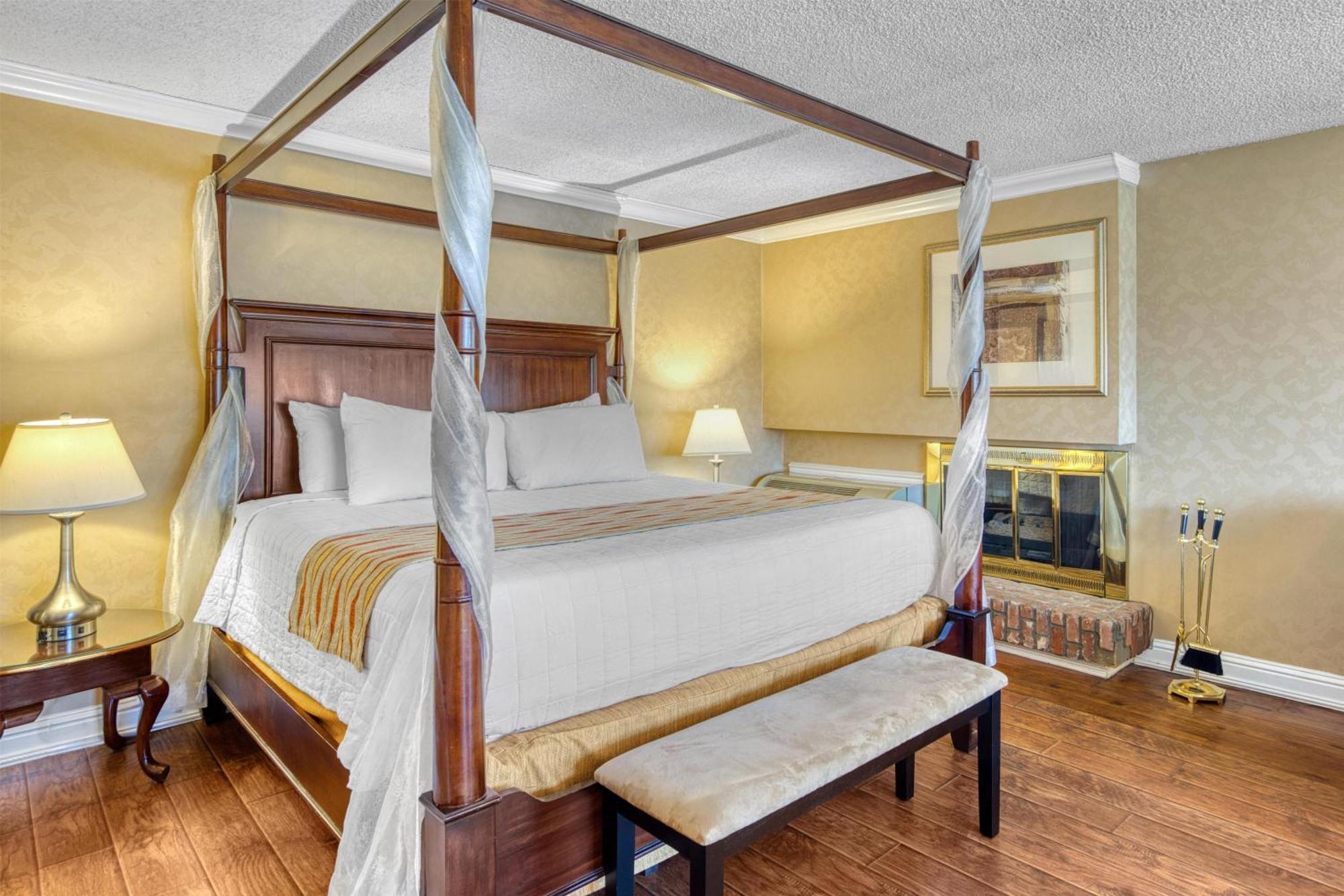 King Suite with Jetted Tub and Fireplace