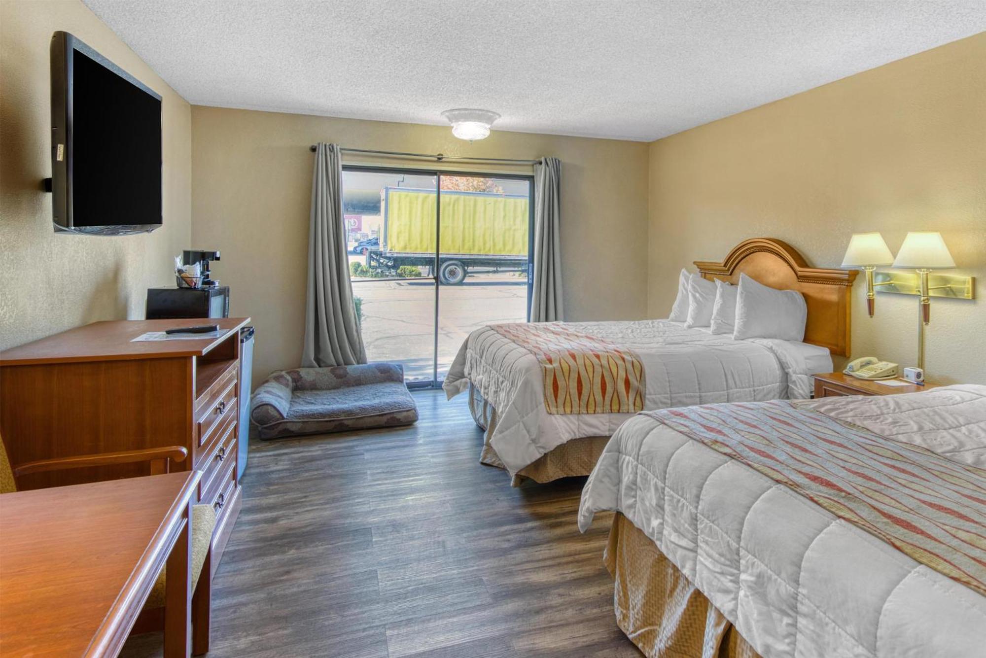 Queen Room Two Queen Beds Non-Smoking or Pet-Friendly