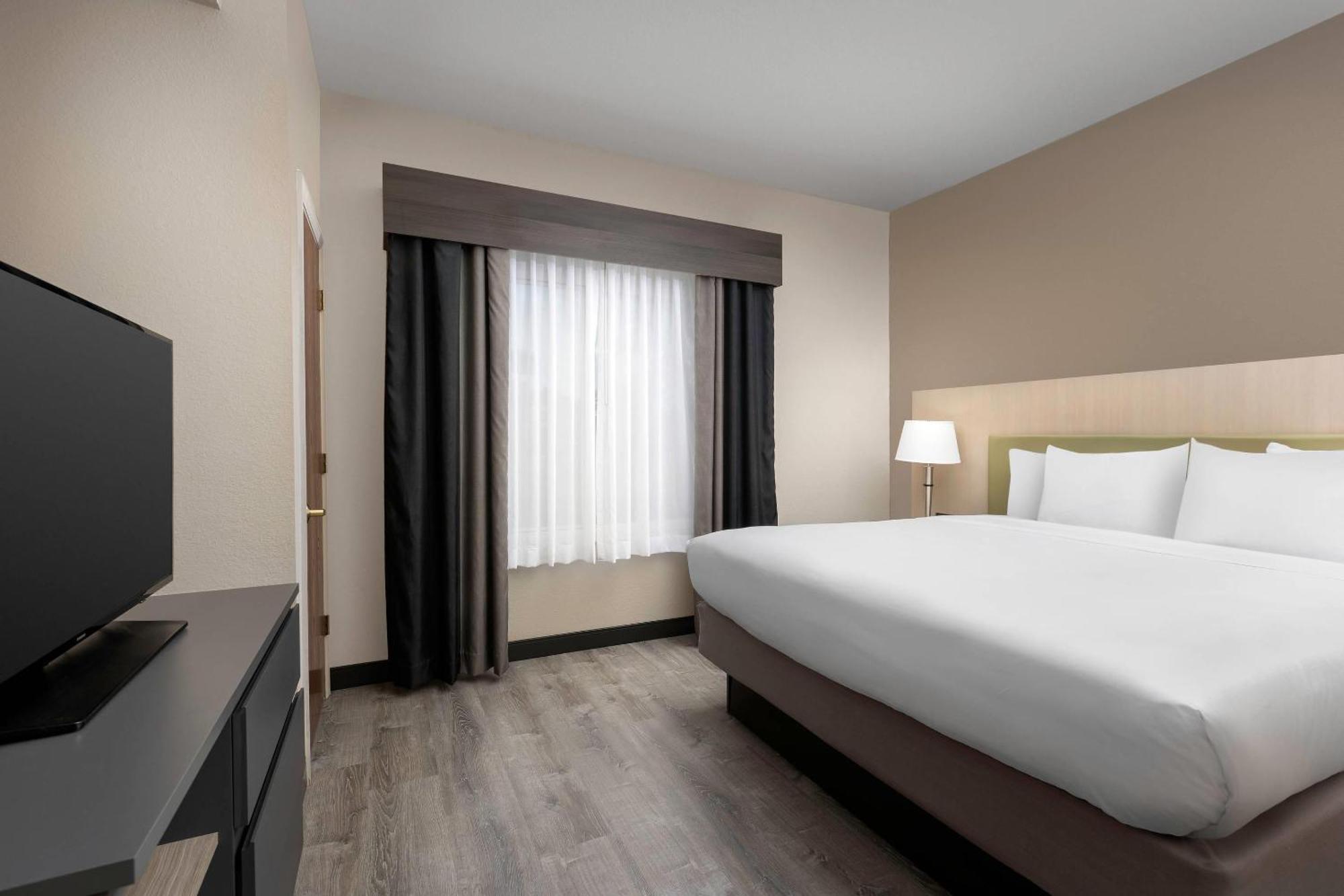 One-Bedroom King Suite Non-Smoking