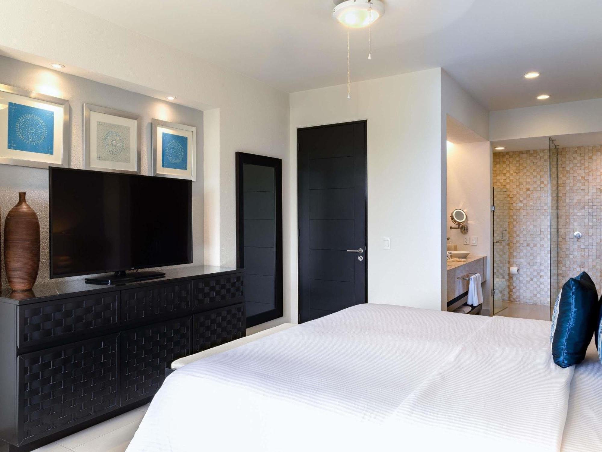 One-Bedroom King Room Balcony or Terrace Kitchen