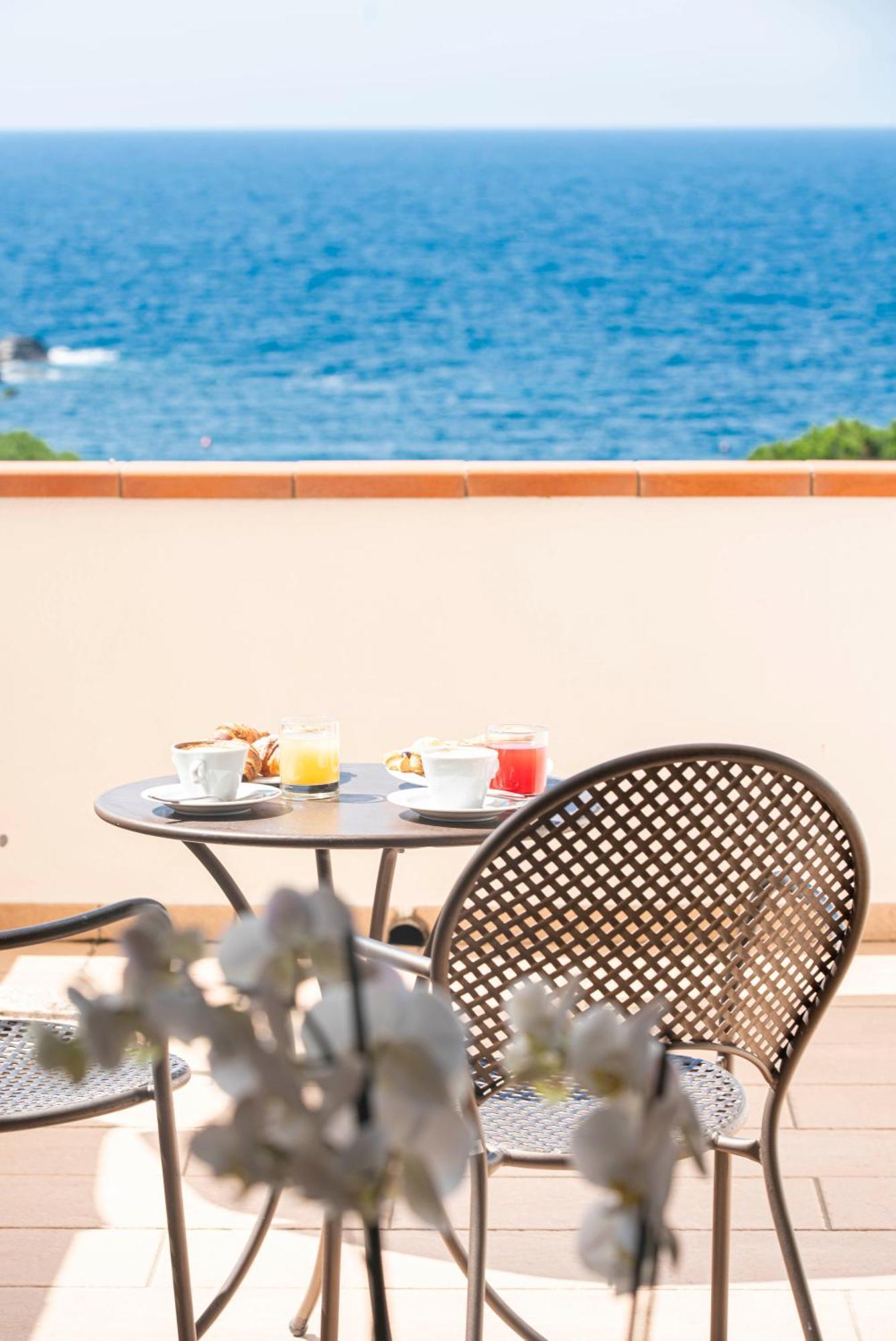 Double or Twin Room Sea View