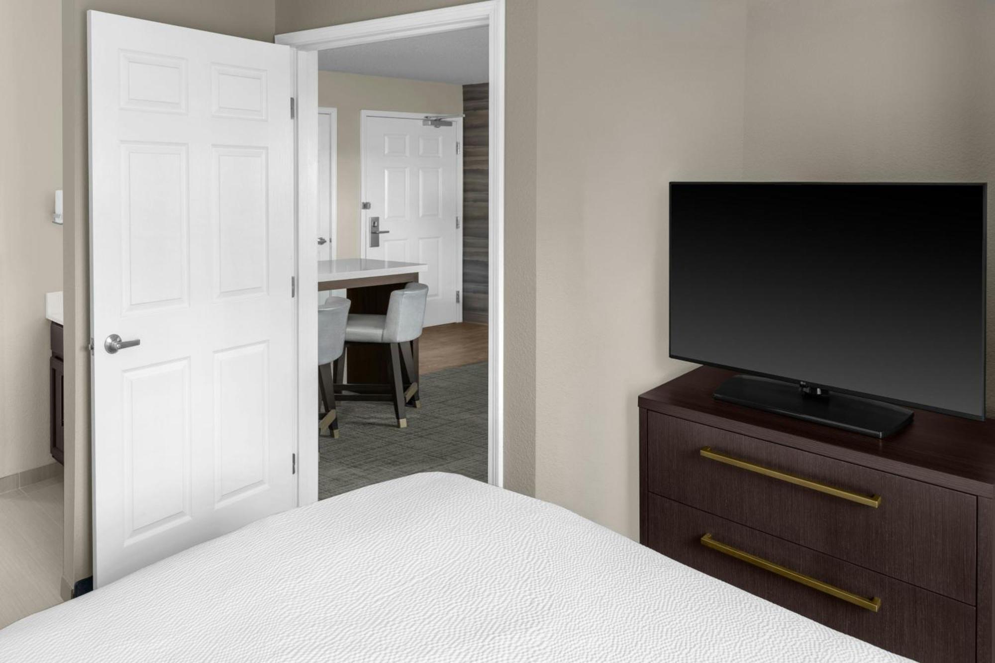 One-Bedroom Queen Suite Sofa Bed