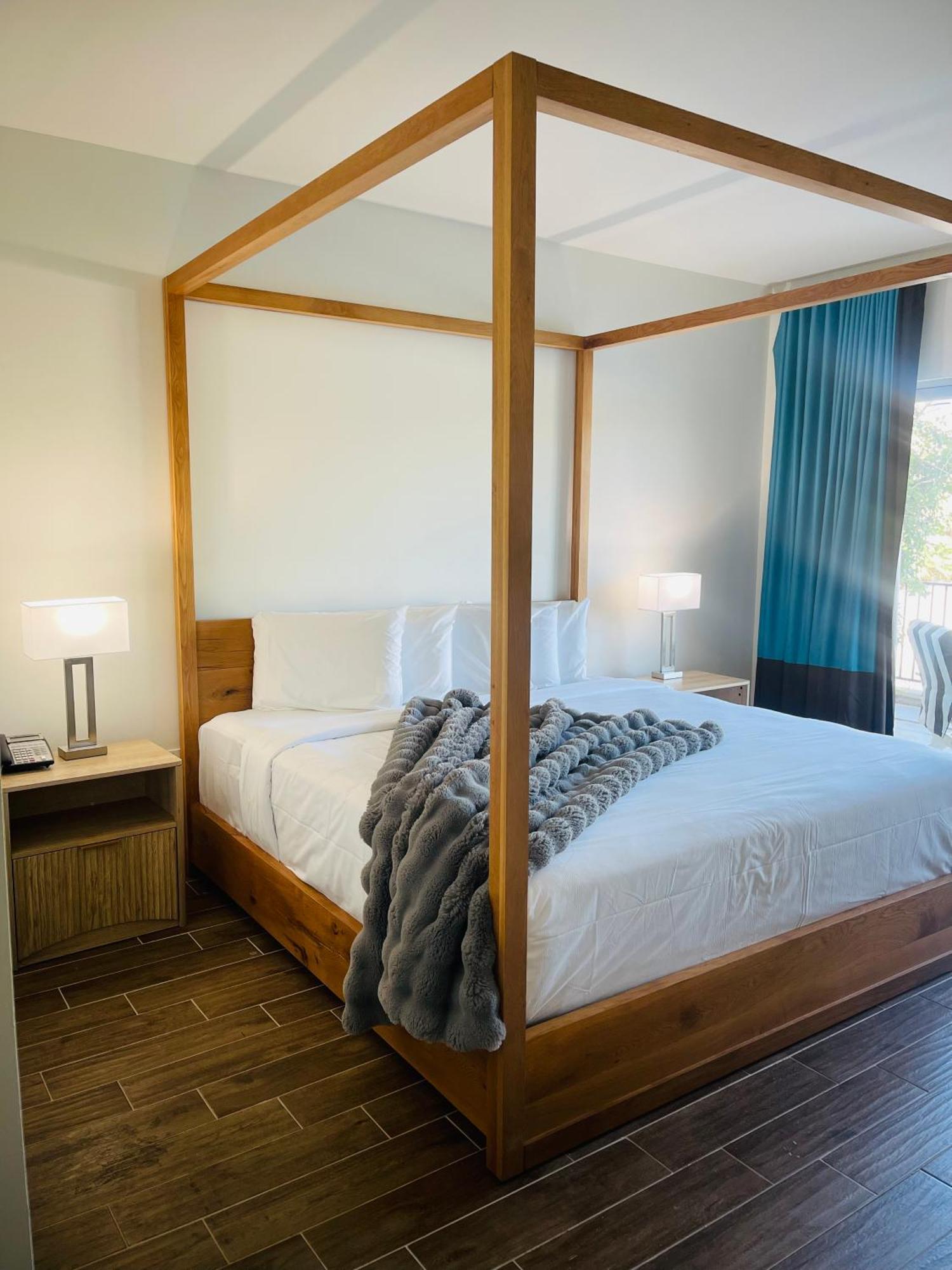 Deluxe Lake View Room