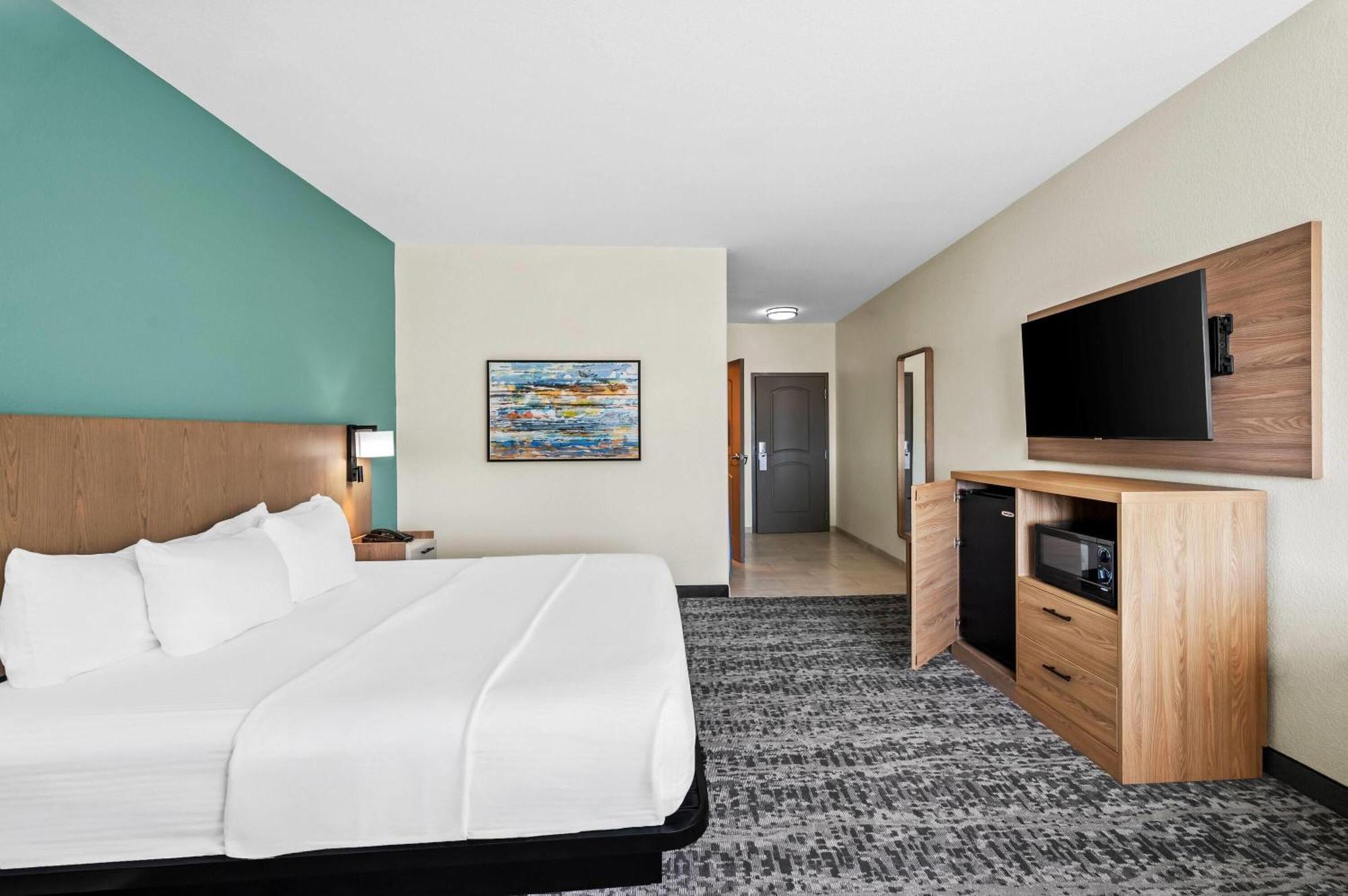 Deluxe King Room Bath Tub Mobility Accessible or Non-Smoking
