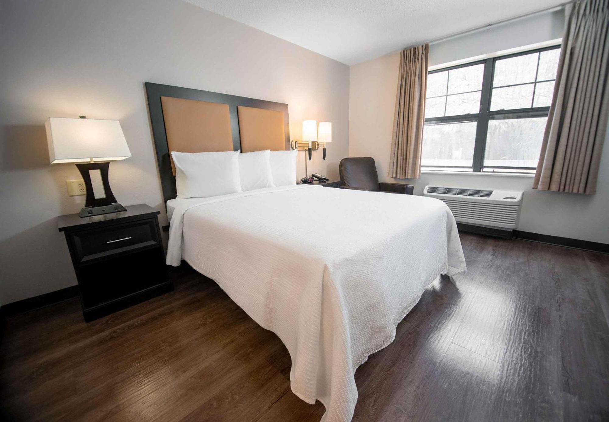 Queen studio 1 Queen Bed Disability Access or Non-Smoking