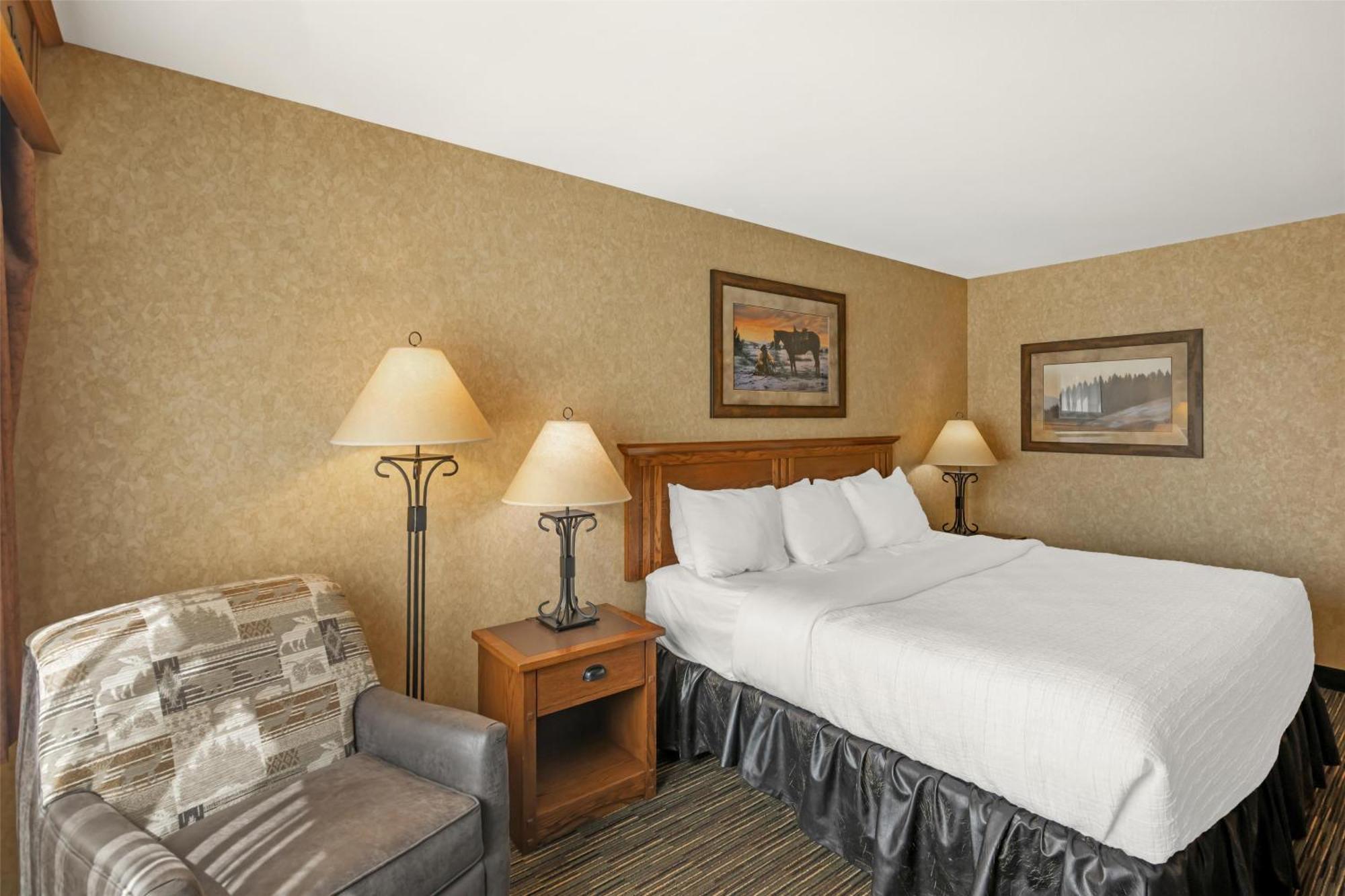 King Room Bath Tub Mobility Accessible or Communication Assistance
