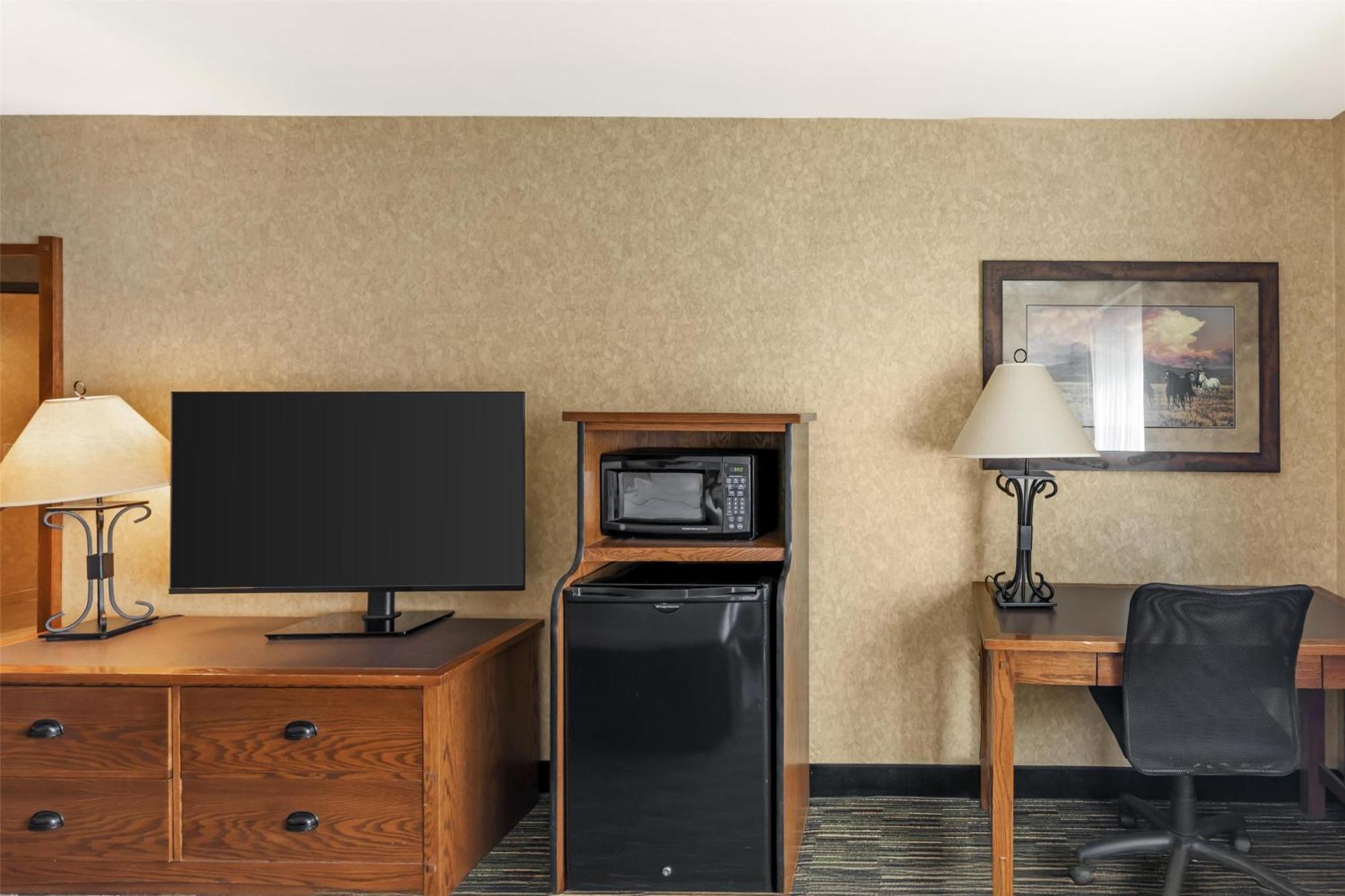 King Room Bath Tub Mobility Accessible or Communication Assistance