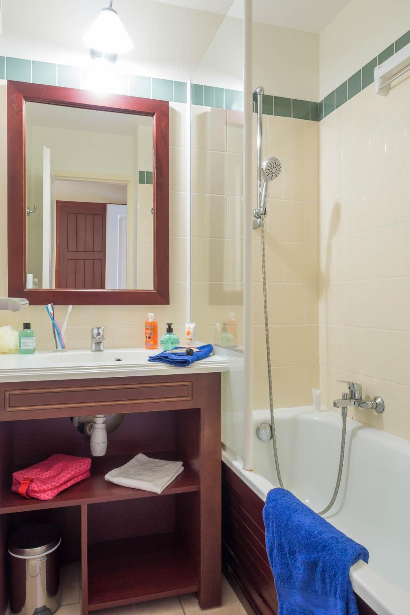One-Bedroom Apartment Sleeping Alcove Terrace or Balcony