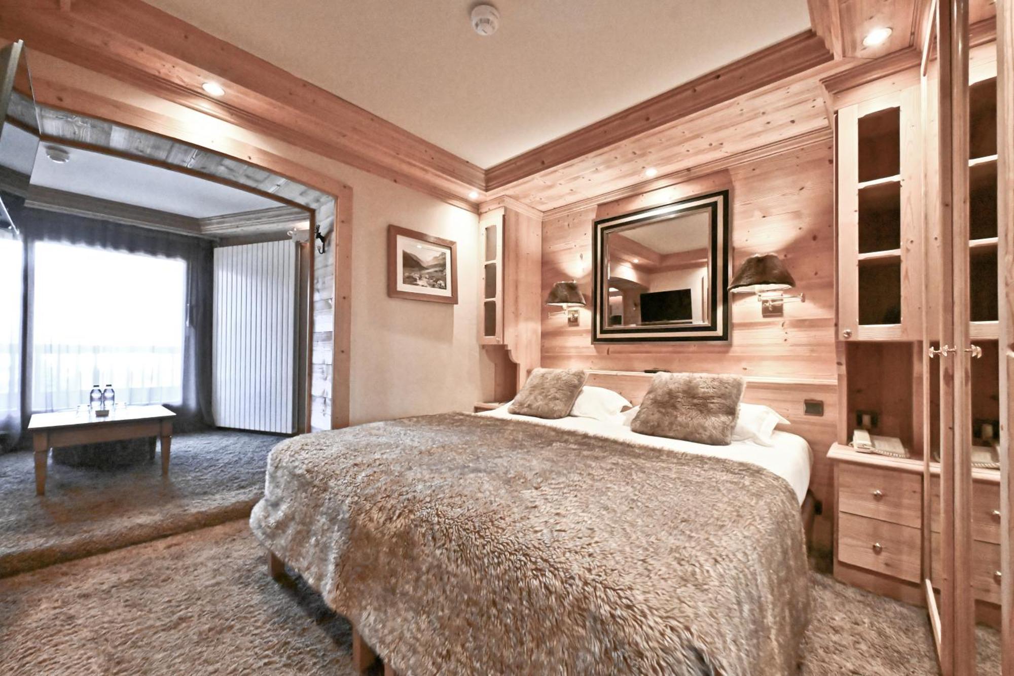 Classic Double Room Living room & Mountain View