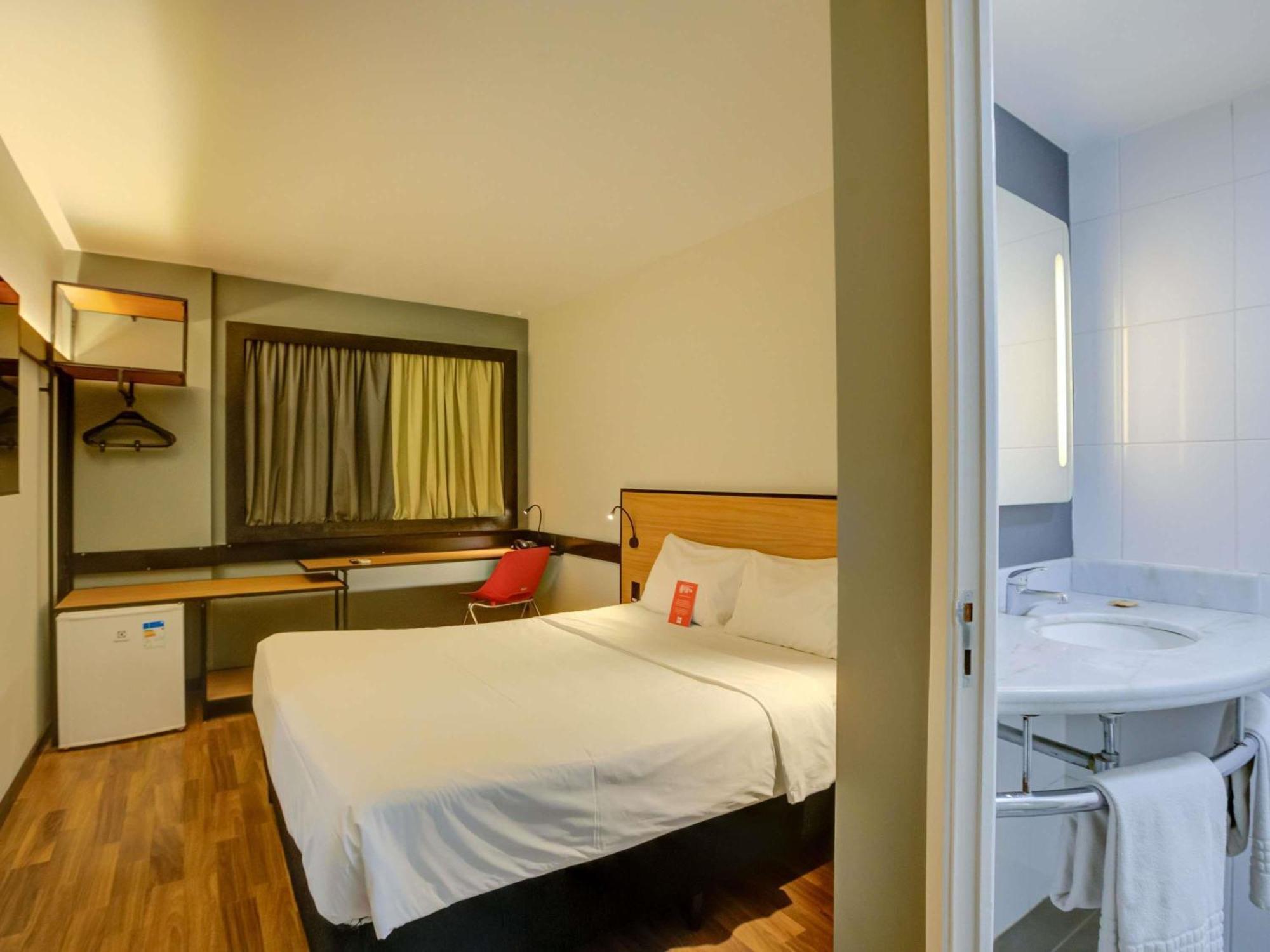 Quarto Duplo Standard com Cama Extra para 1 Criança