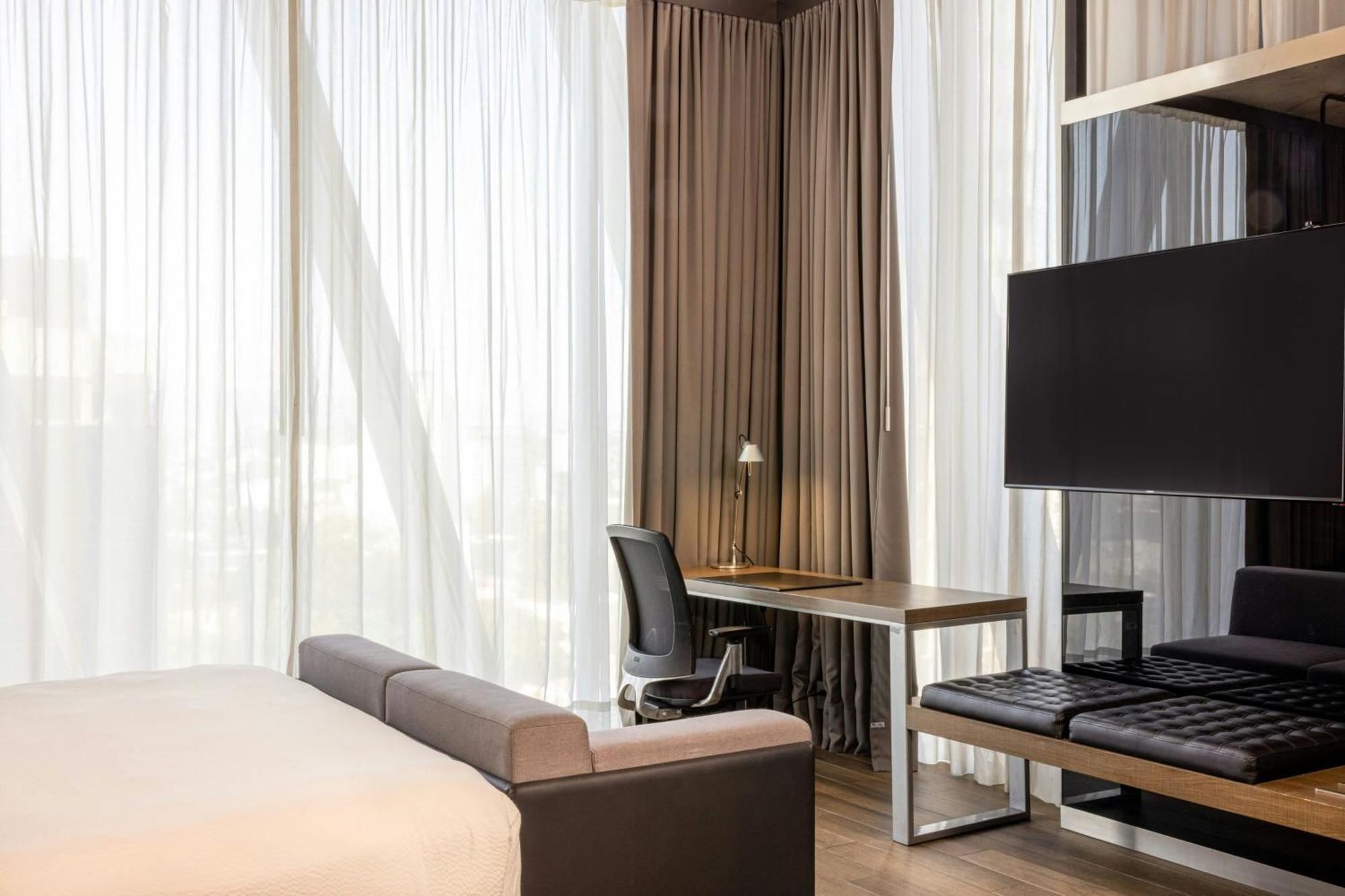 Corner King Room
