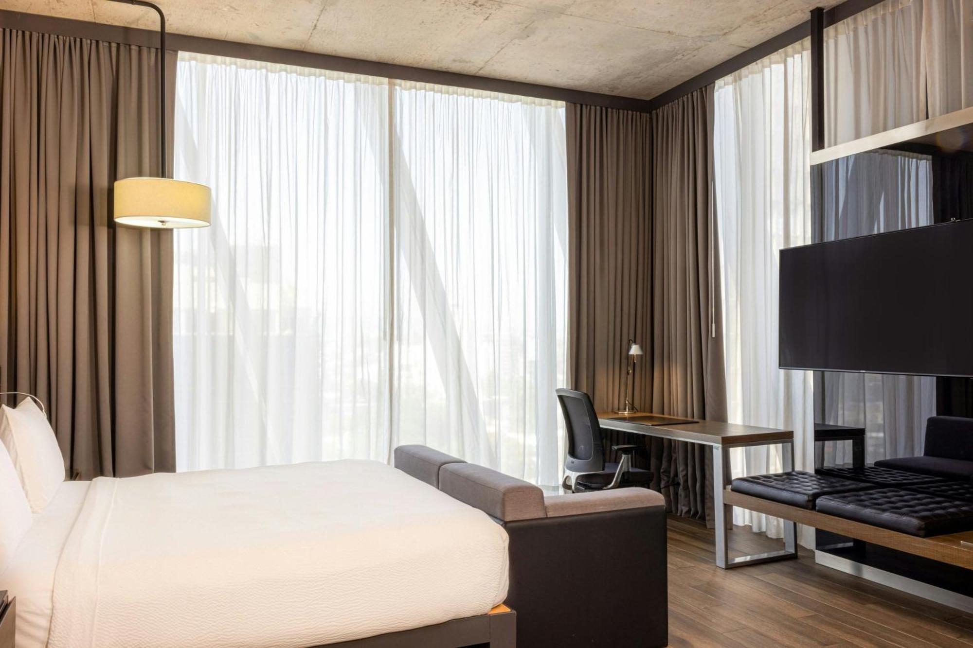 Corner King Room