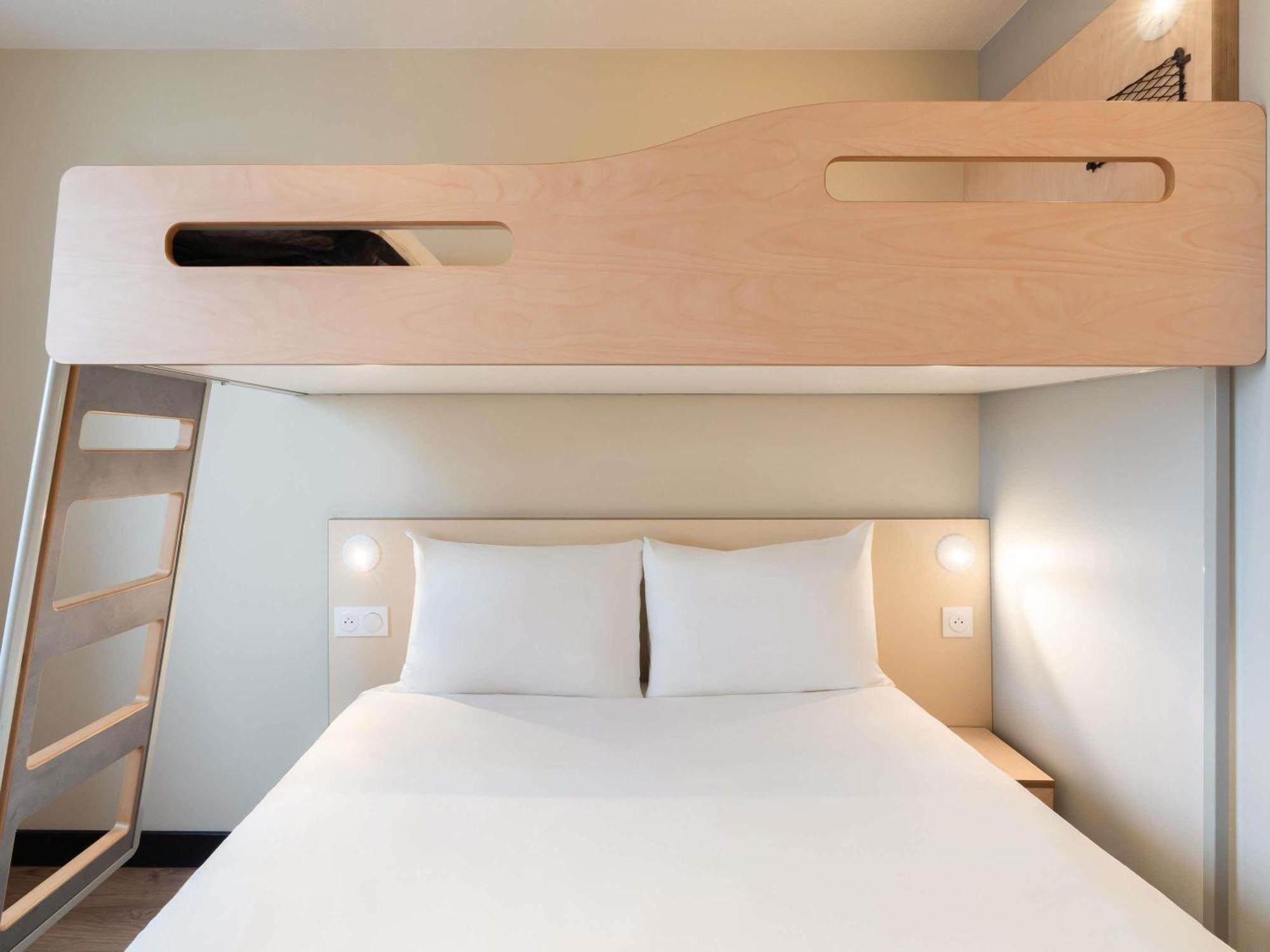 Zimmer mit 1 Queensize-Bett und 1 Etagenbett