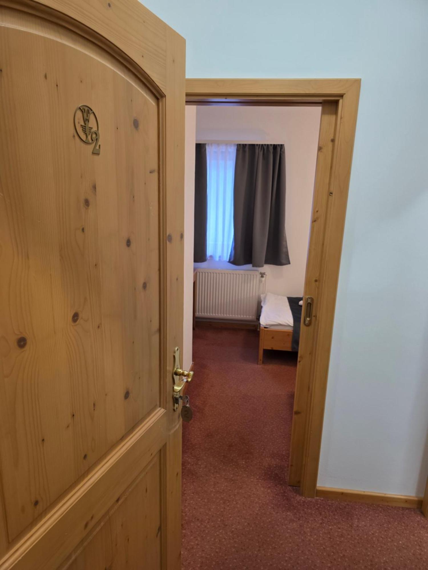 Zweibettzimmer mit Bad