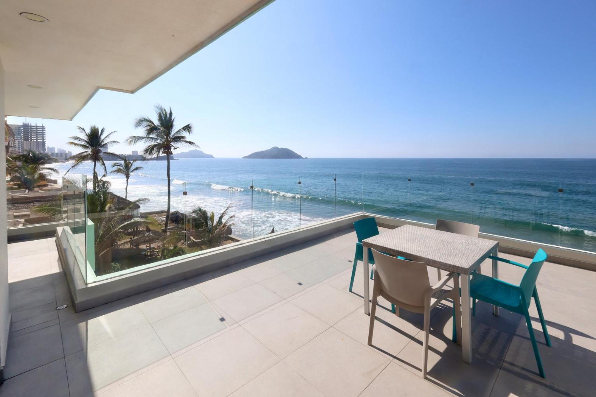 King Suite with Ocean Front