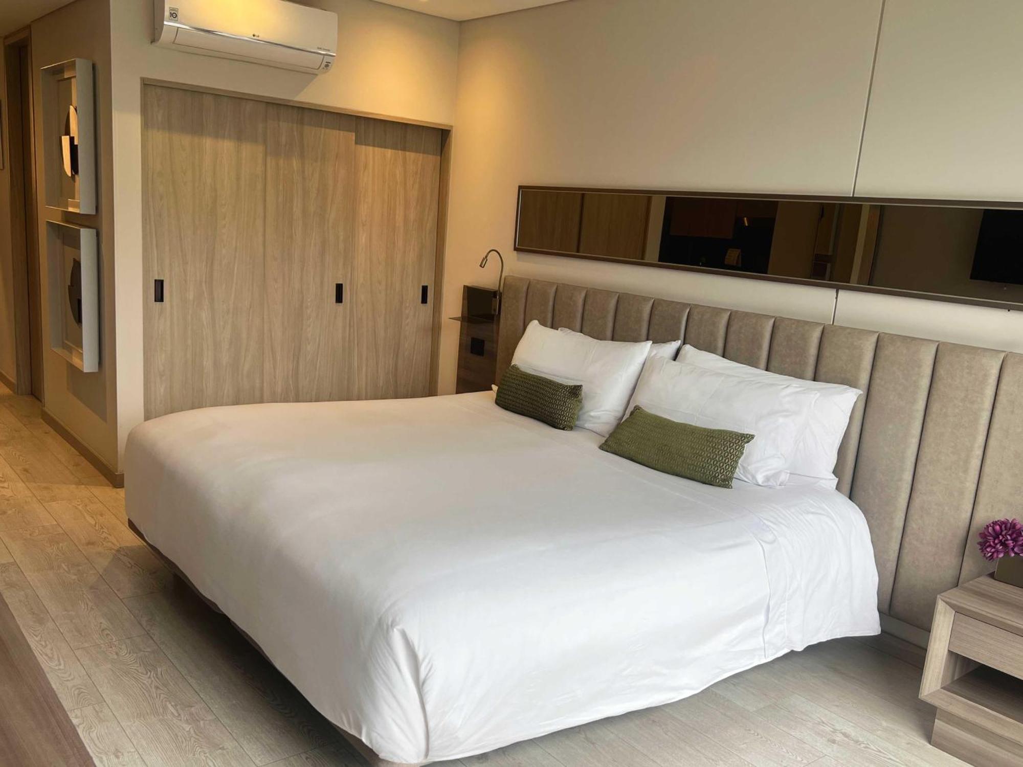 Habitación con cama extragrande.