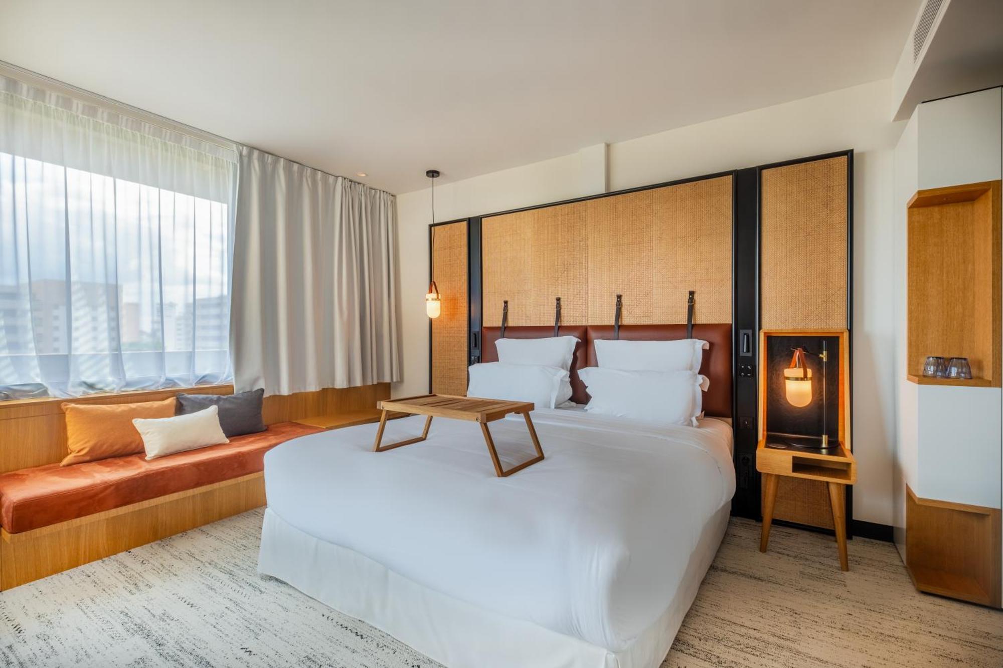 Corner Deluxe King Room