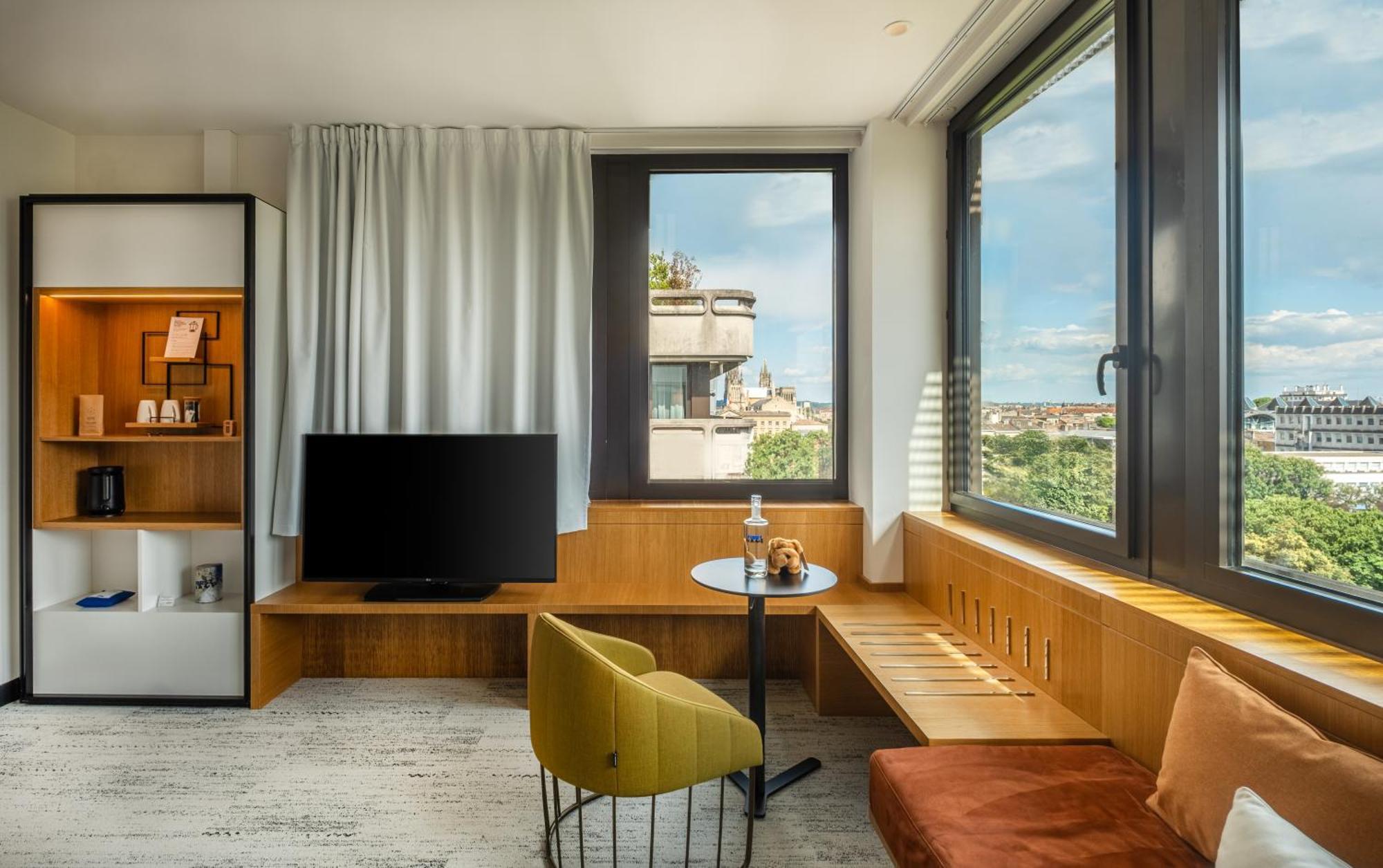 Corner Deluxe King Room