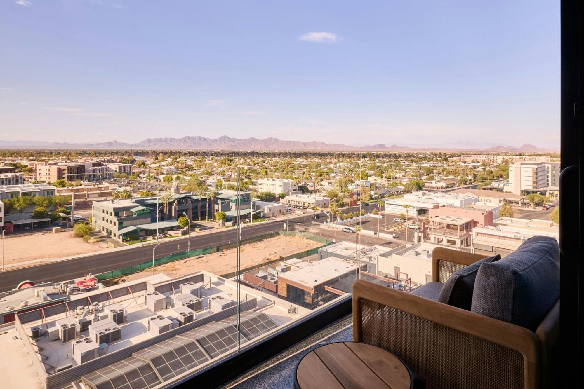 Entertainment District King Studio with Balcony