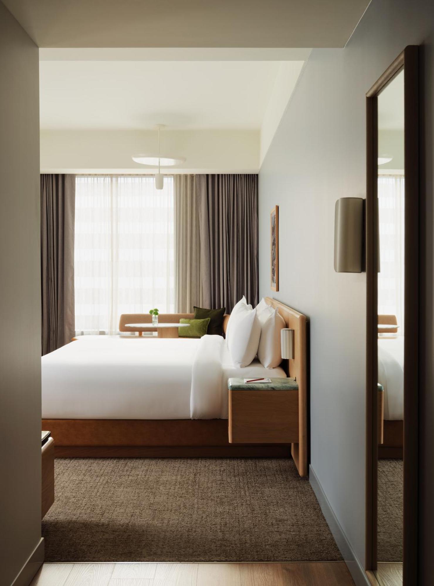 Premier King Room ADA Tub