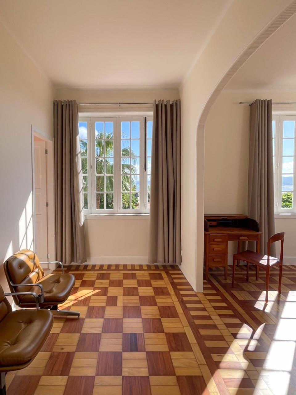 Quarto com Cama King-size e Vista do Mar