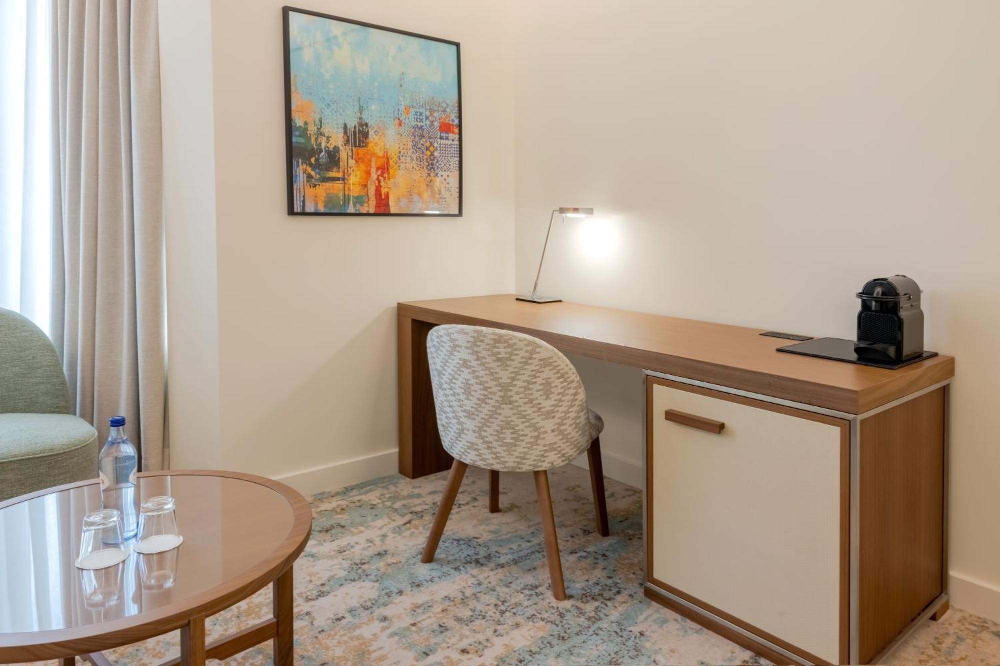 Diplomatic King Suite
