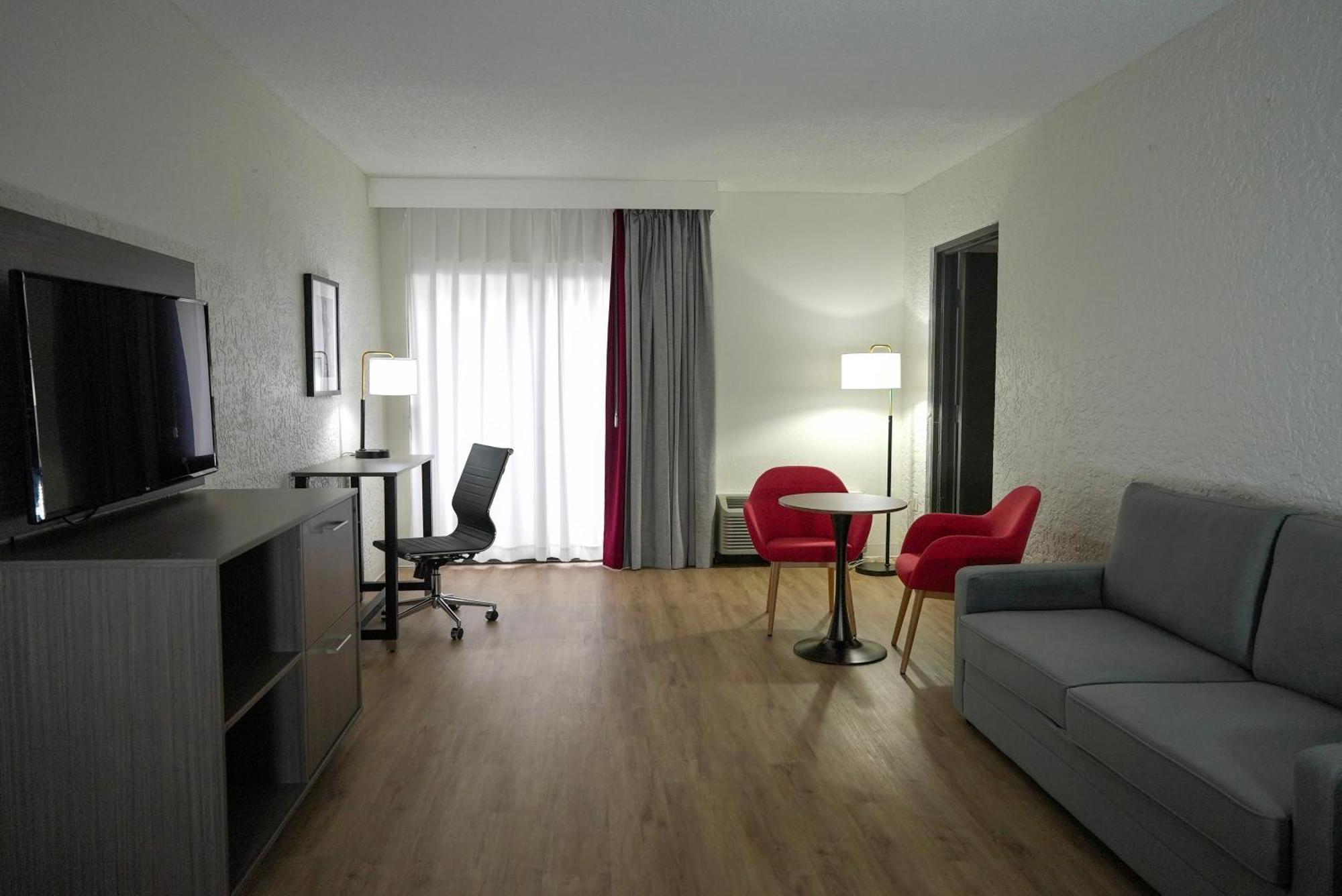One-Bedroom Deluxe King Suite Non-Smoking