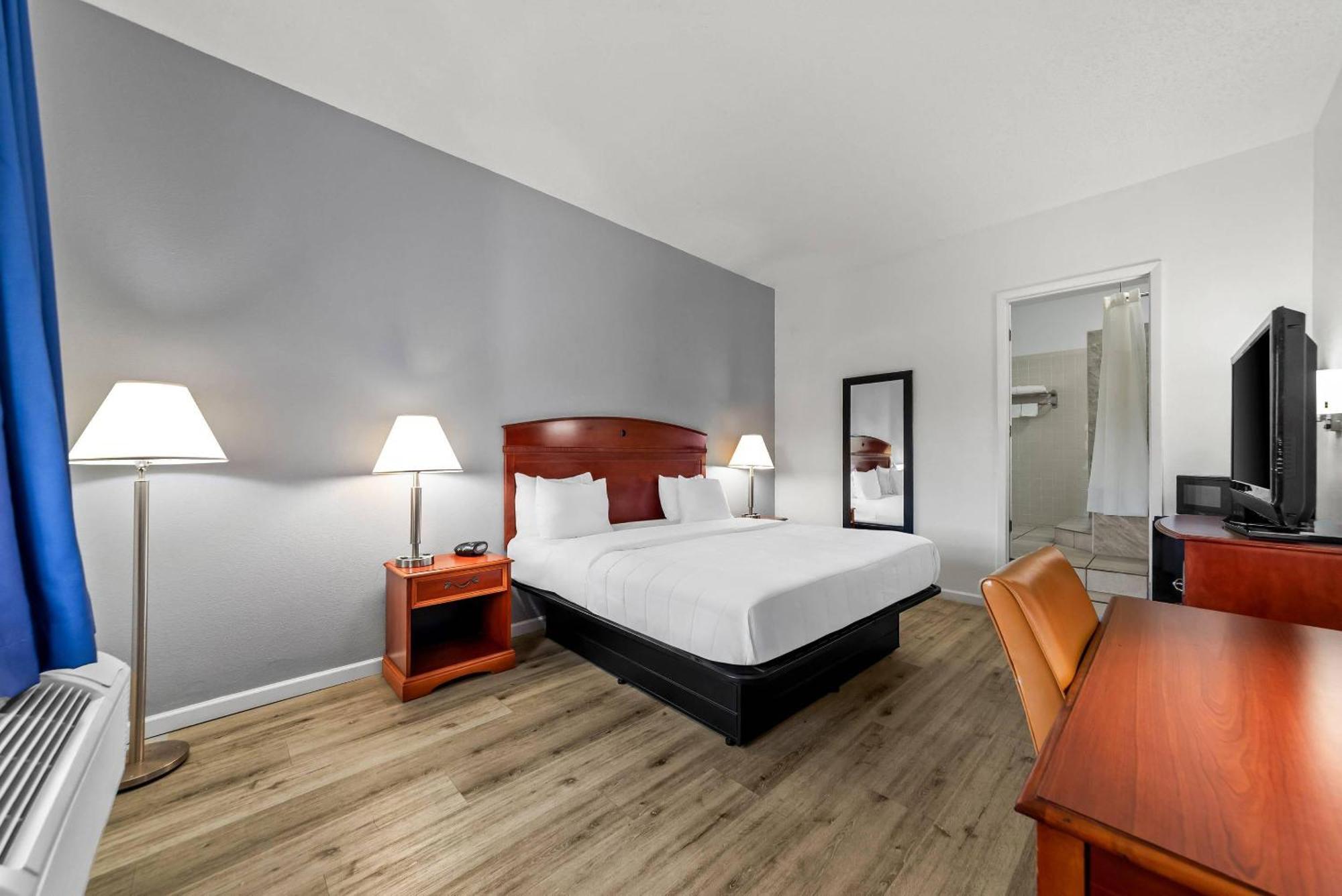 Deluxe King Room - Non Smoking