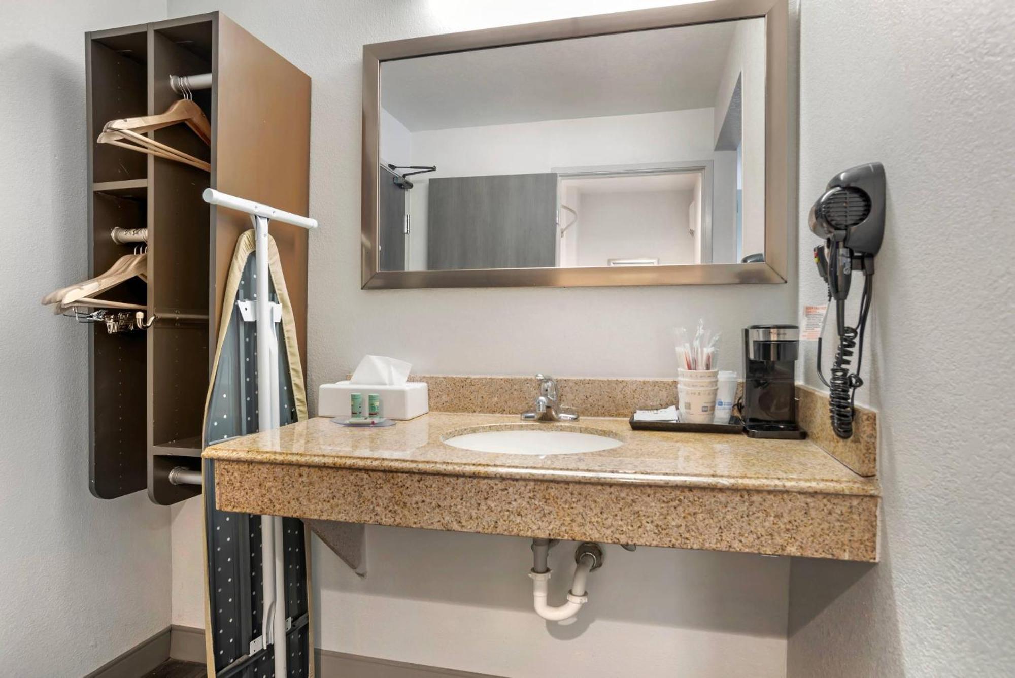 Queen Room Roll Shower Disability Access or Non-Smoking