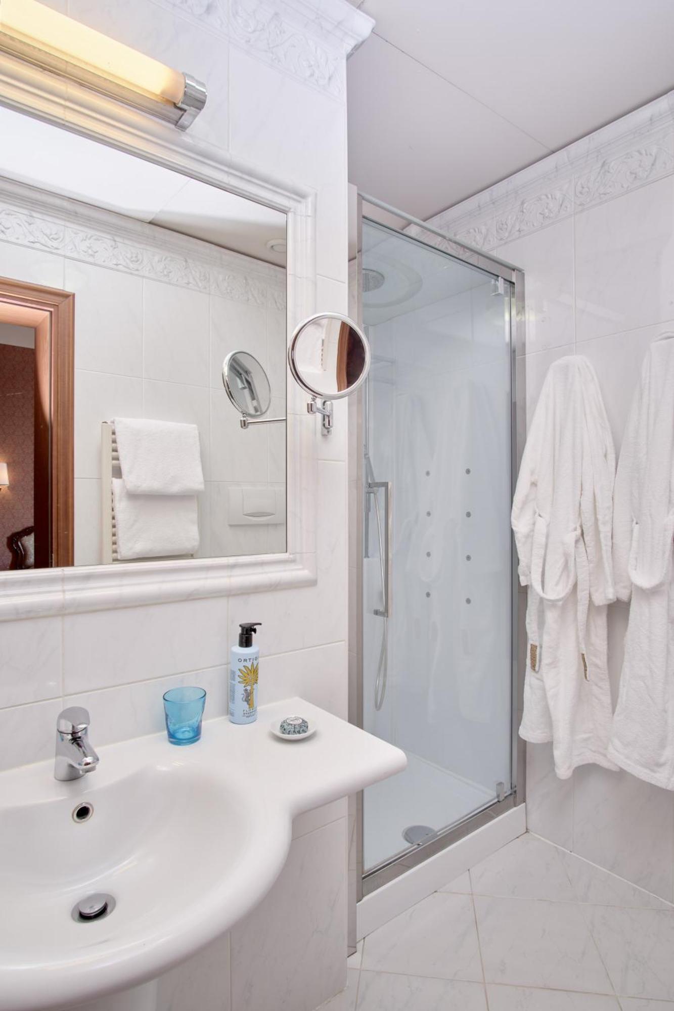 Deluxe Double Room with small Canal View