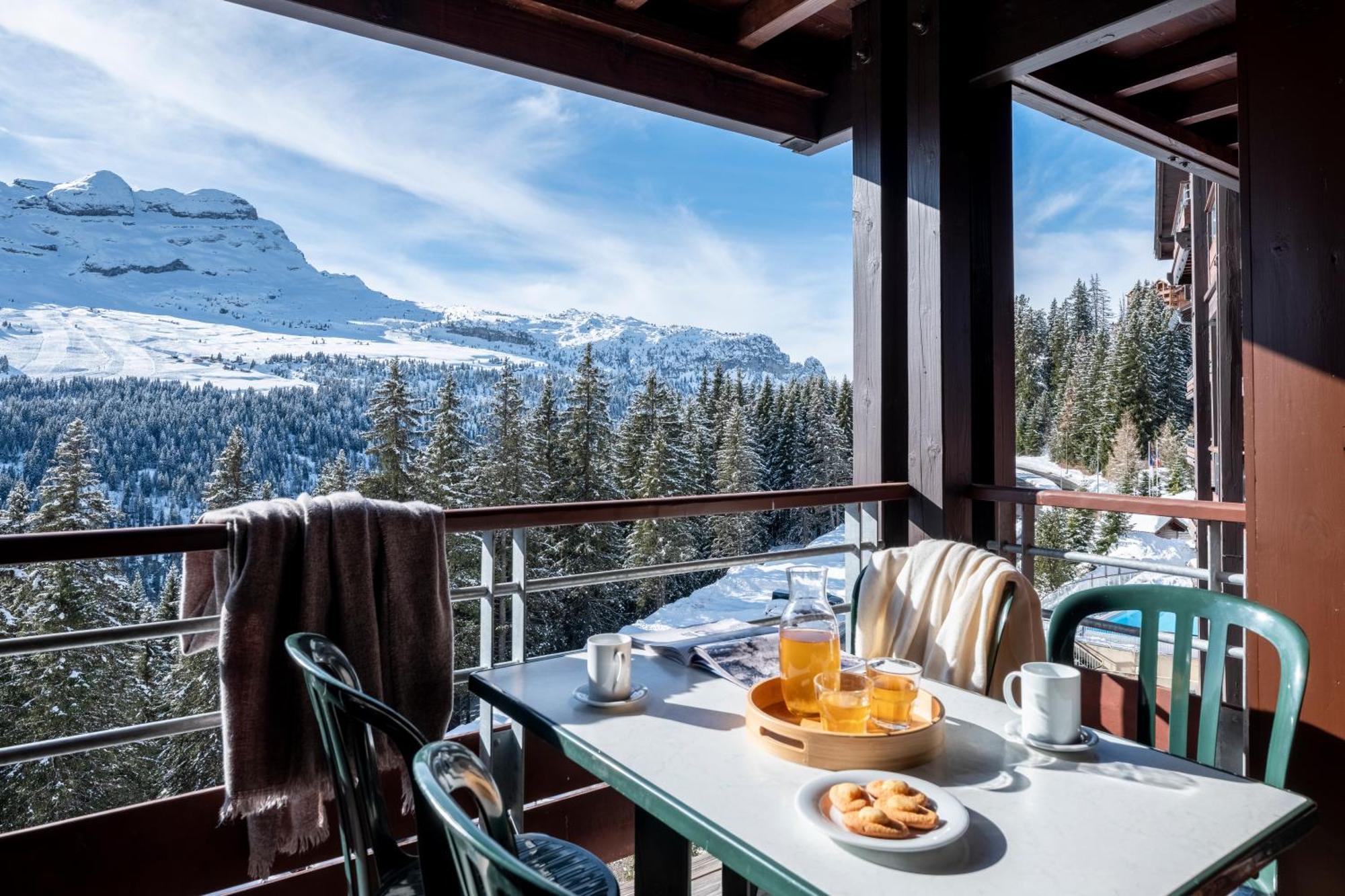 One-Bedroom Apartment Balcony Mountain View