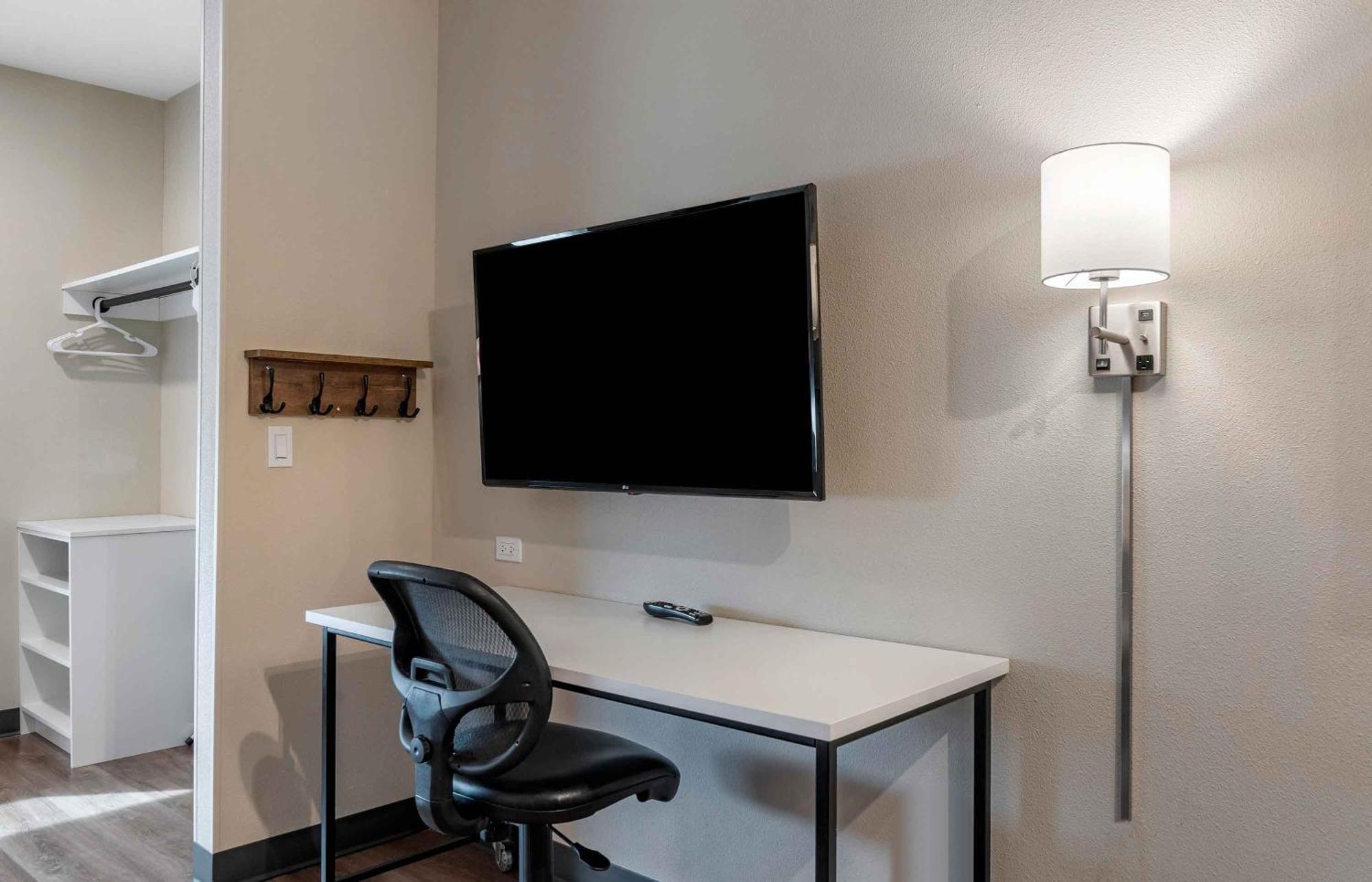 Queen studio 1 Queen Bed Disability Access or Non-Smoking