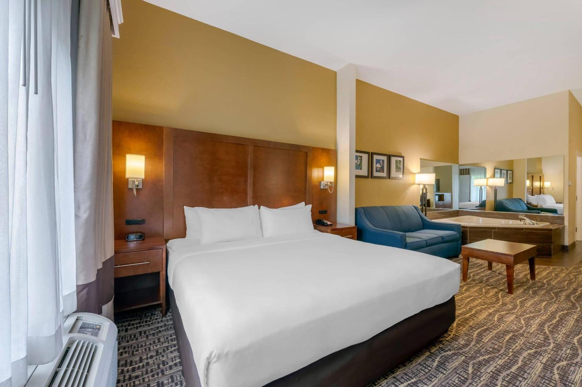 Executive King Suite with Sofa-Bed and Hot Tub - Non-Smoking