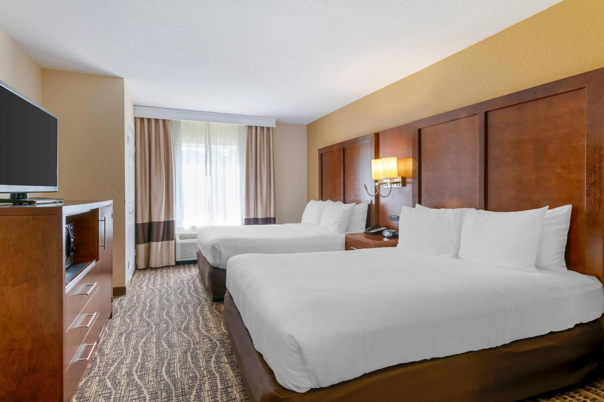 Queen Suite with Two Queen Beds and Sofa Bed - Non-Smoking/Pet Friendly