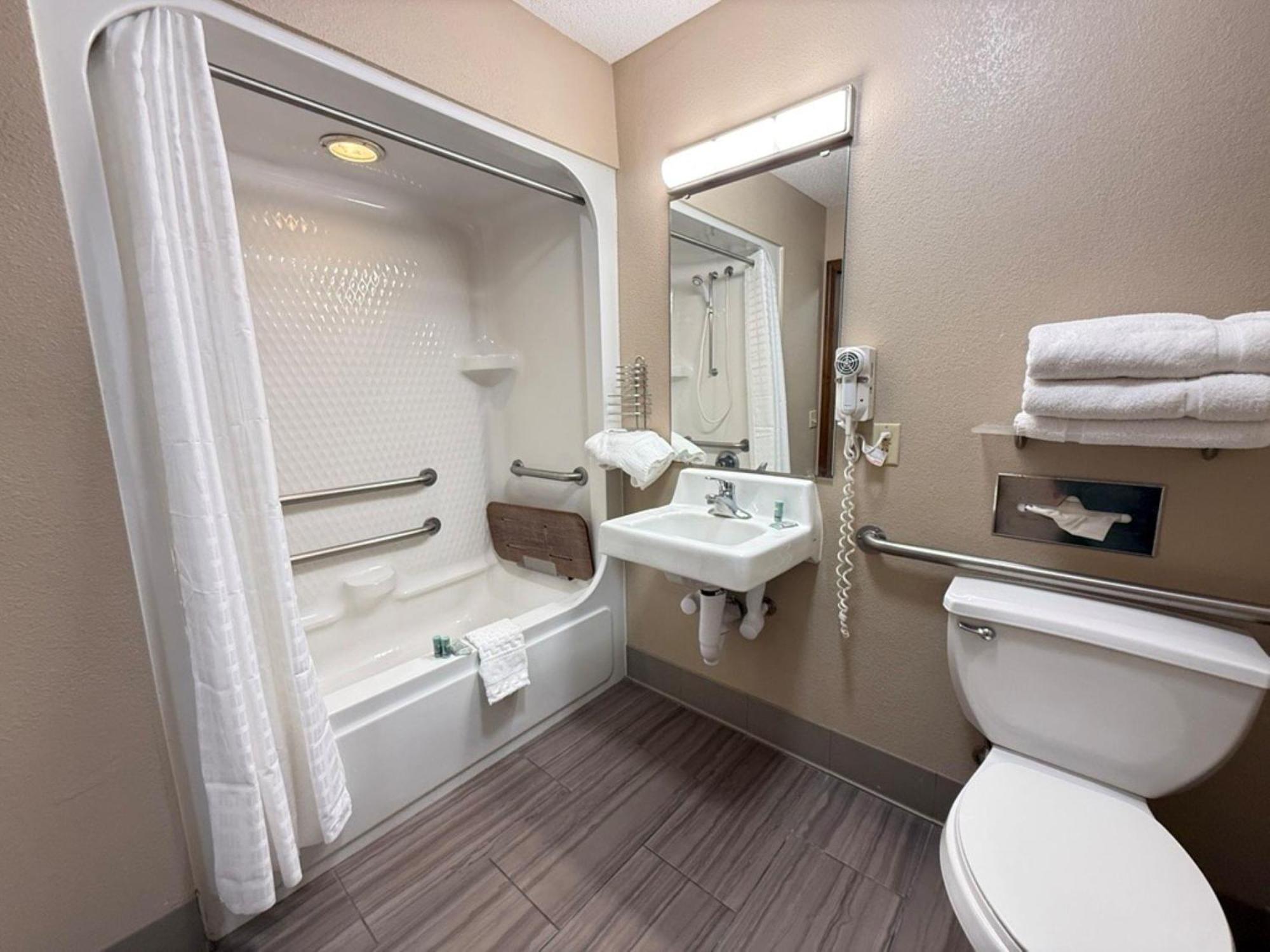 Queen Room Bath Tub Disability Access or Non-Smoking