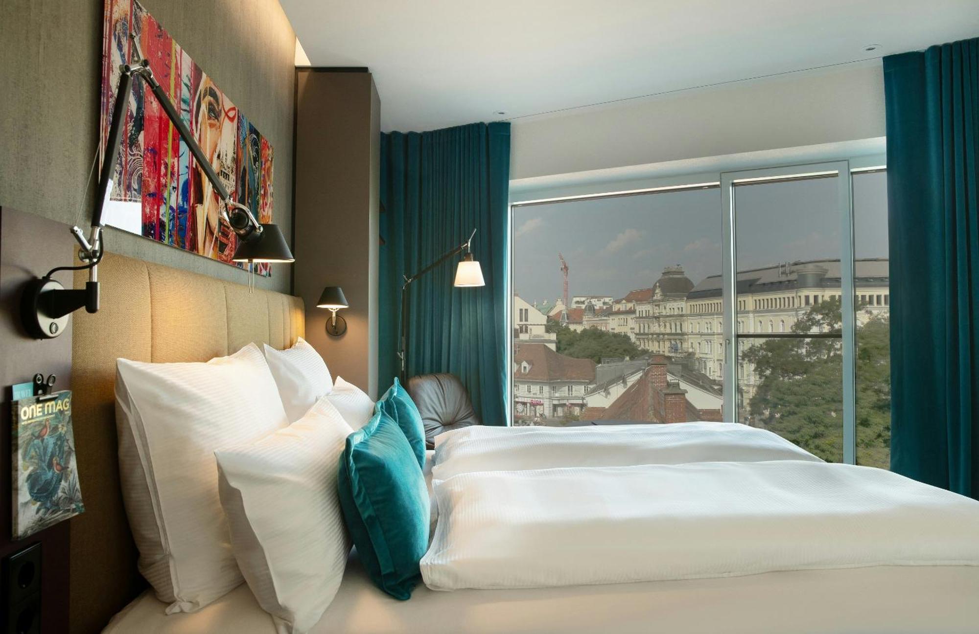 Standard Zimmer mit Queensize-Bett und Stadtblick