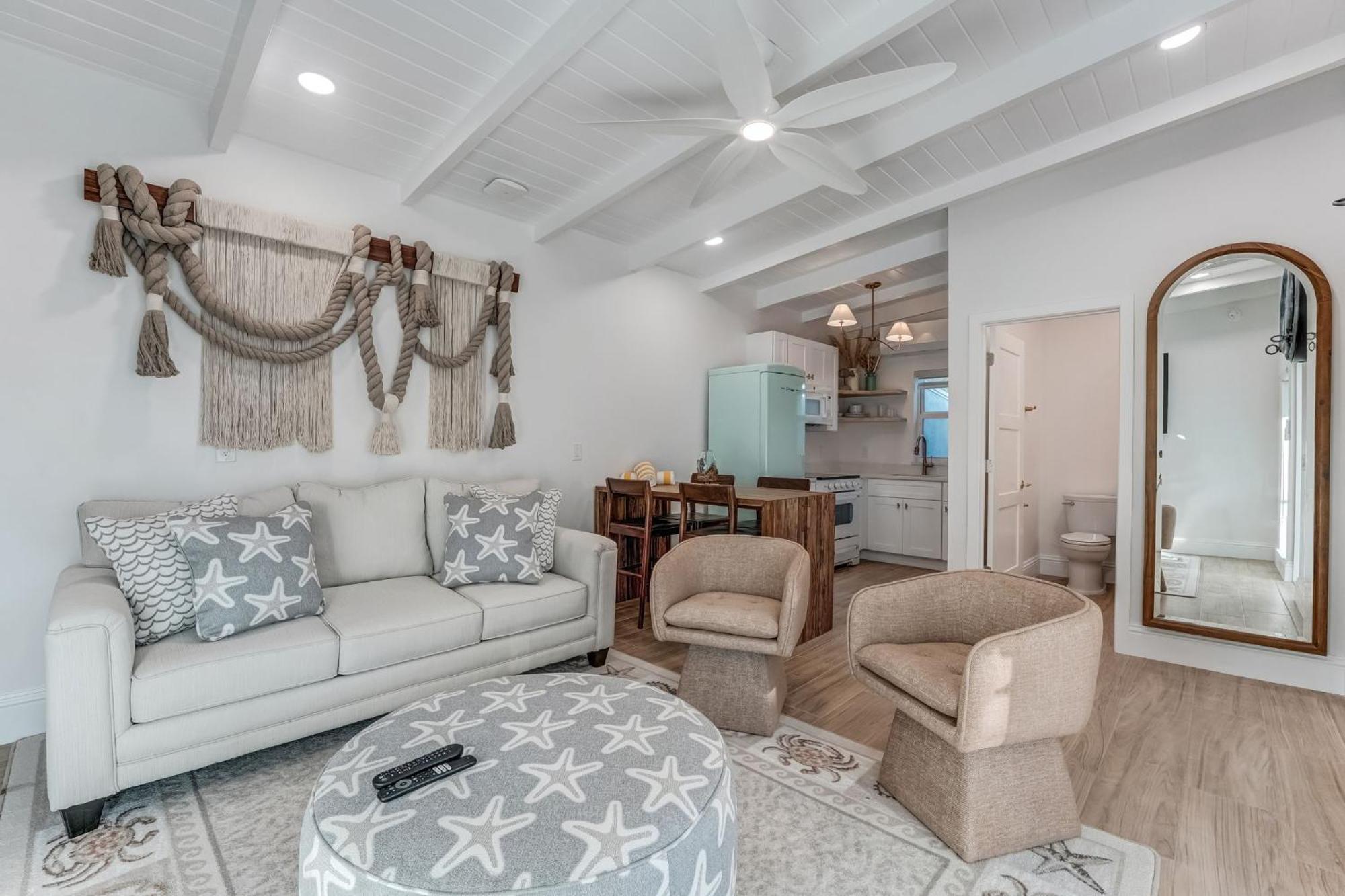 Deluxe Queen Suite