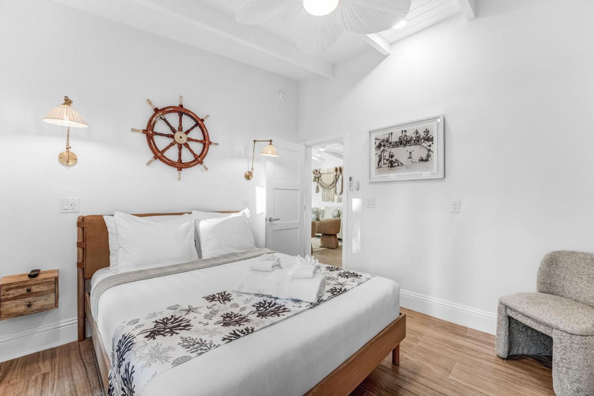 Deluxe Queen Suite